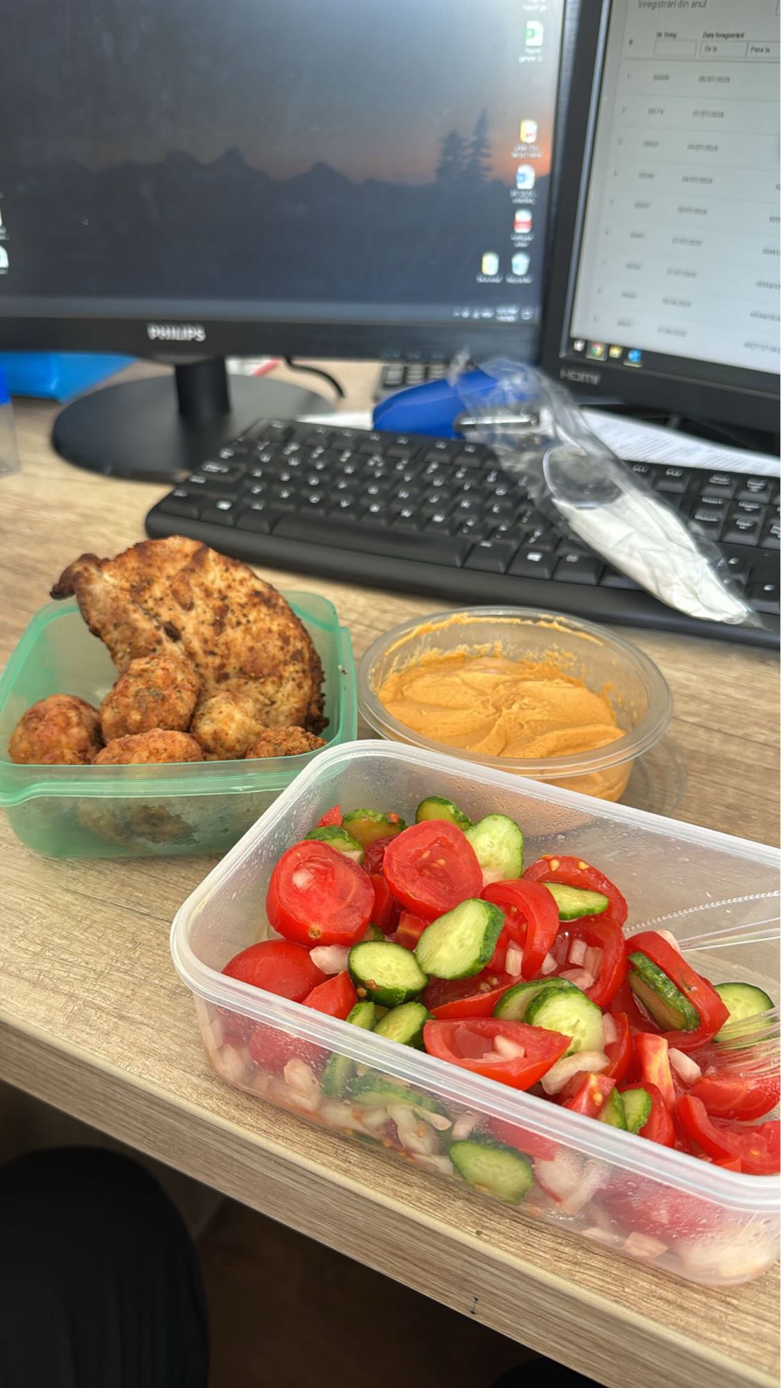 Pui cu hummus și salată