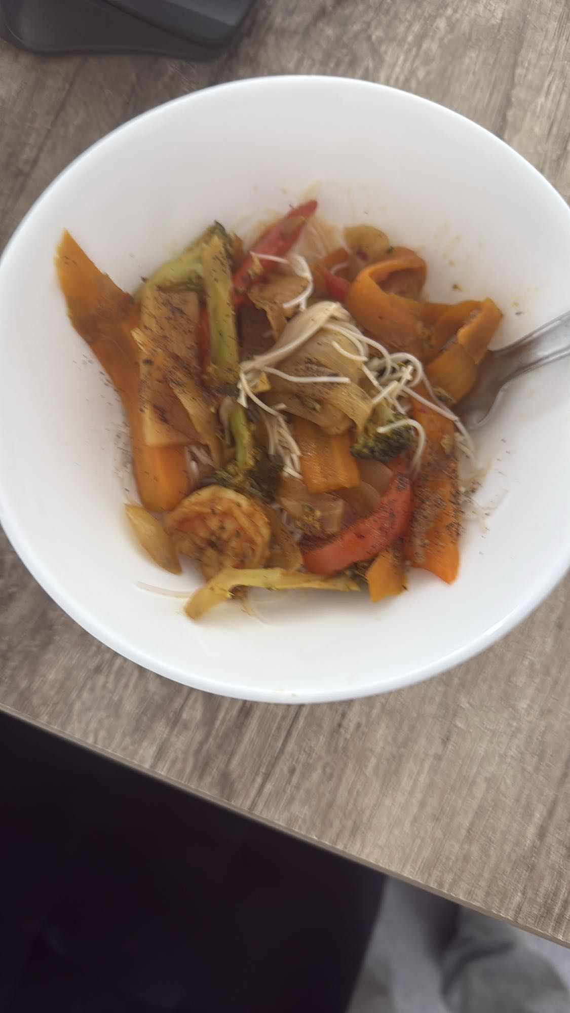 Krewetki z warzywami i makaronem