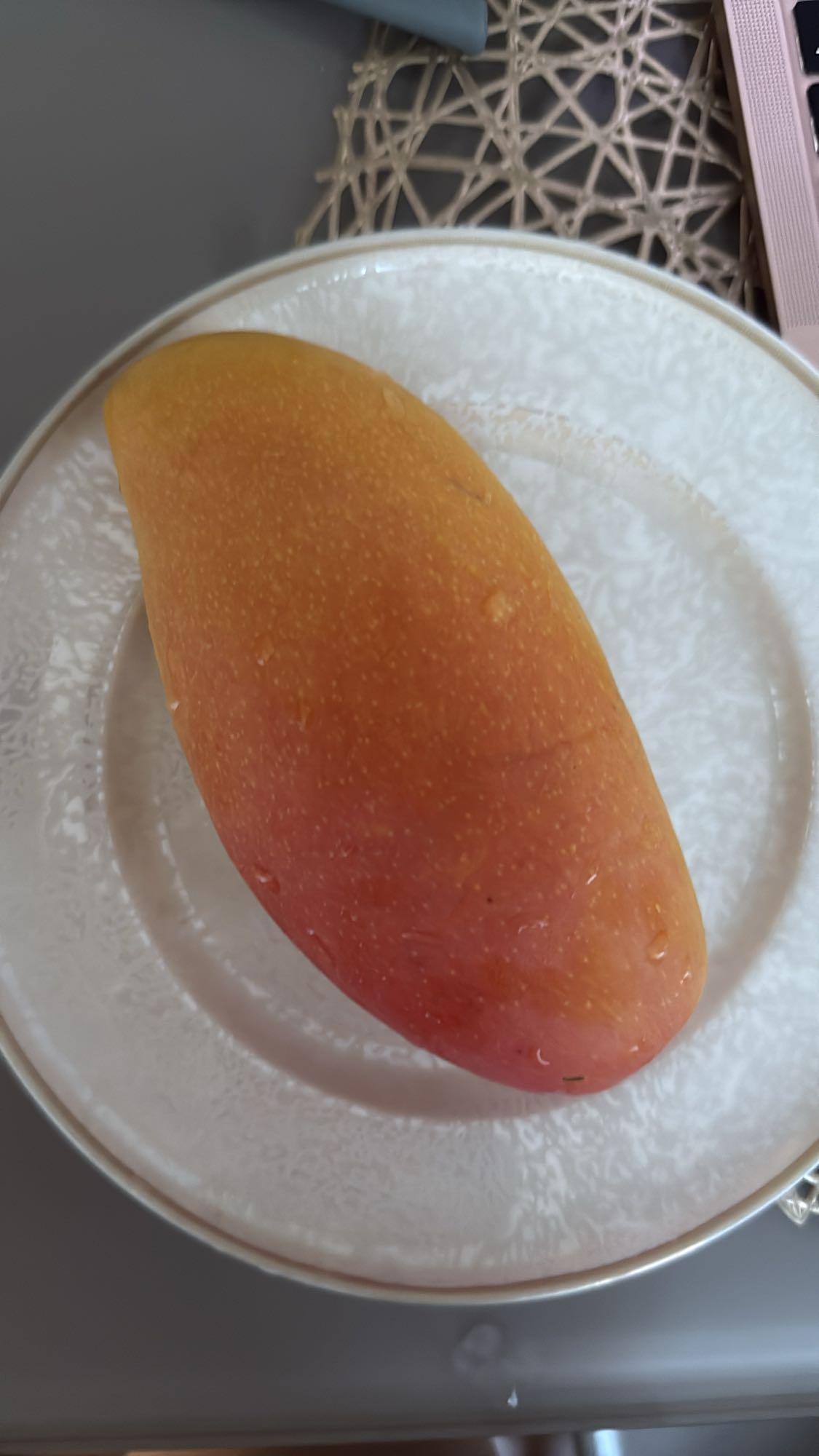 Манго на тарелке