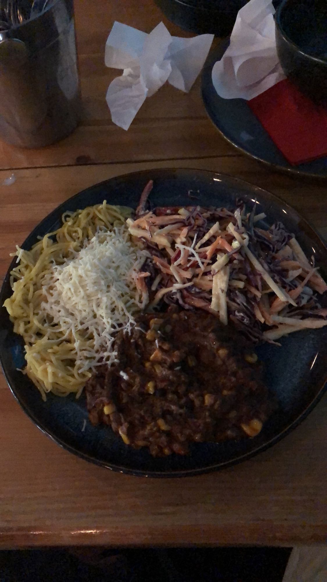 Паста с рагу и салатом