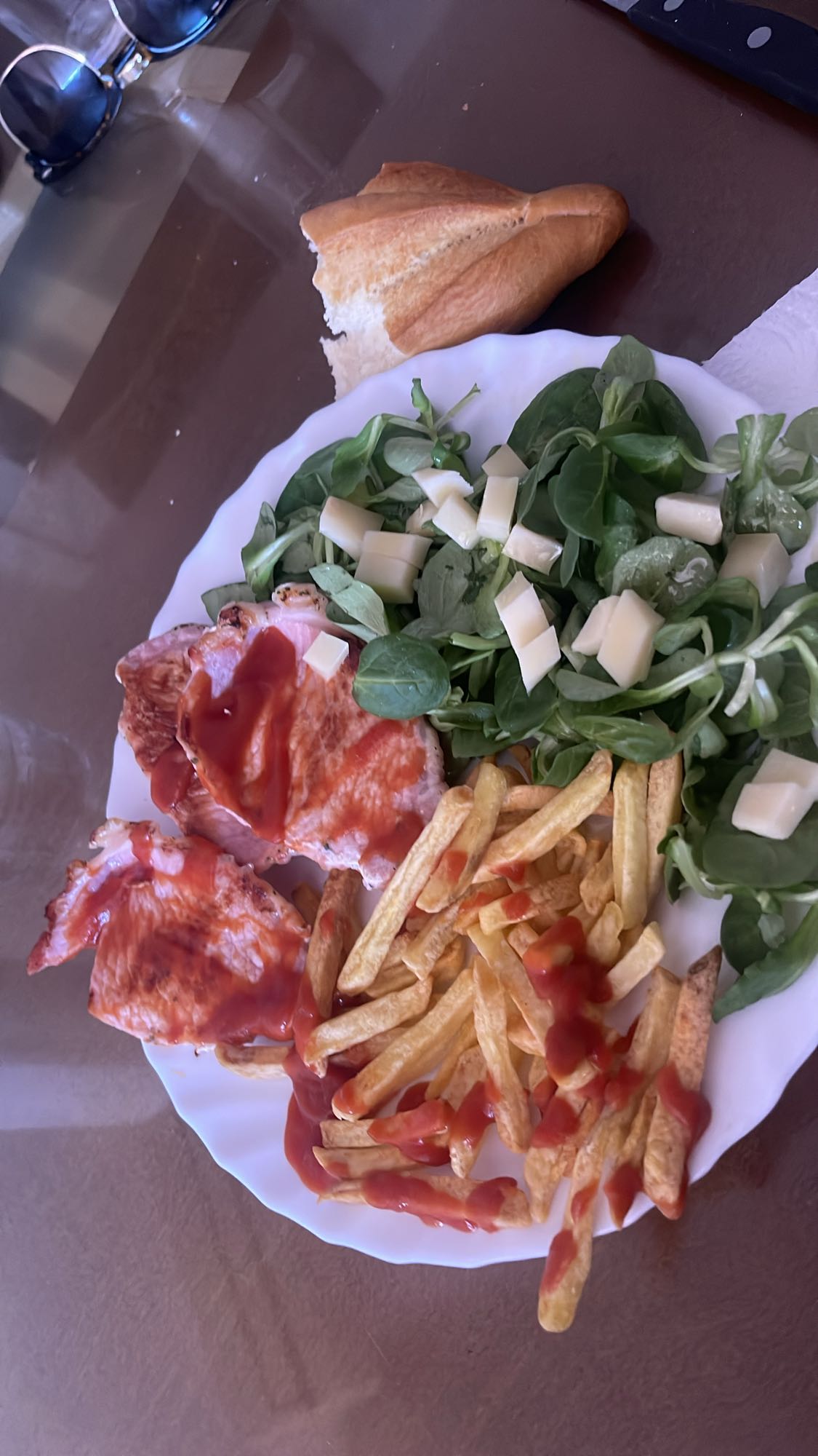 Pollo con papas y ensalada