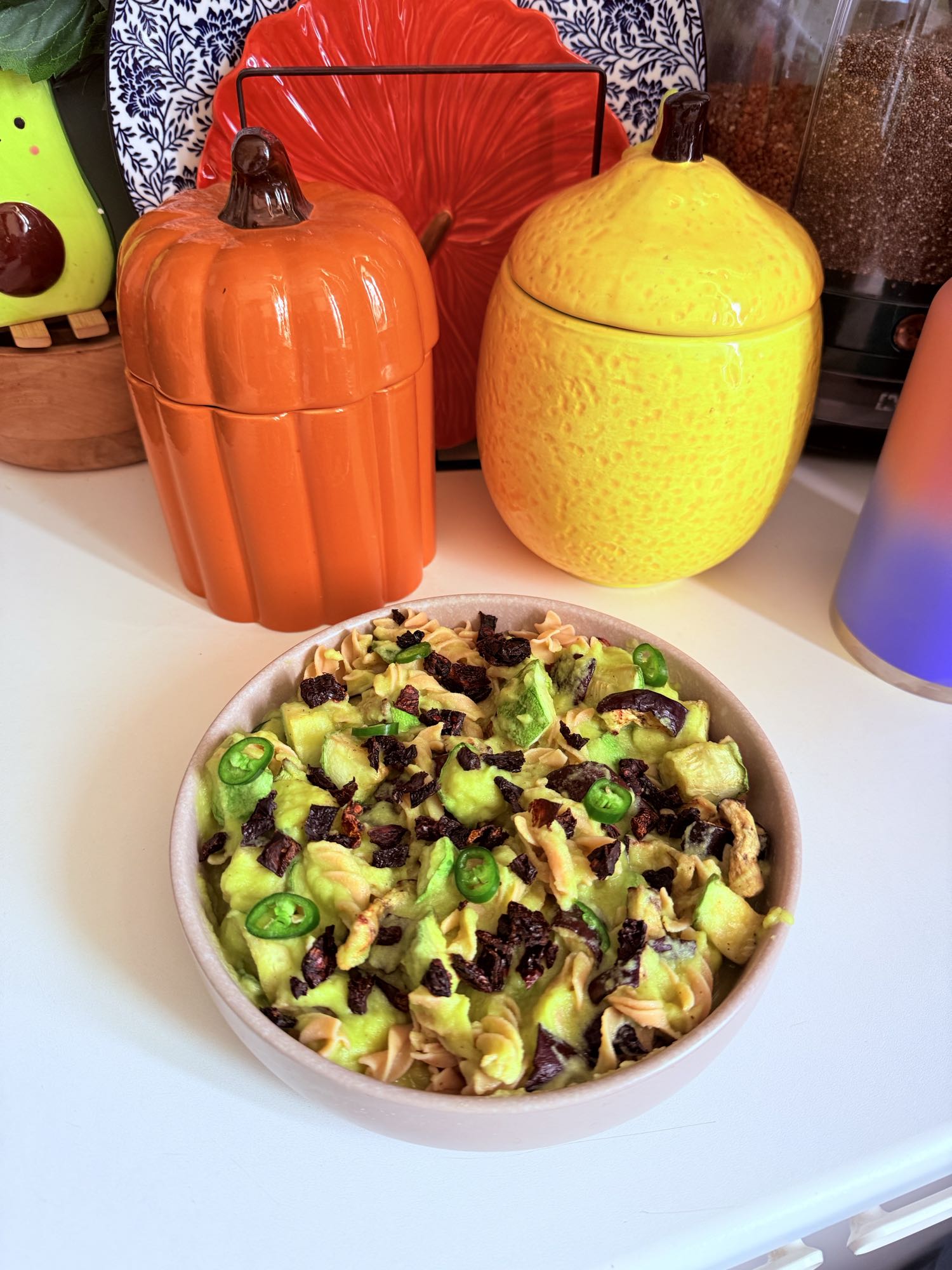 Paste cu avocado și legume