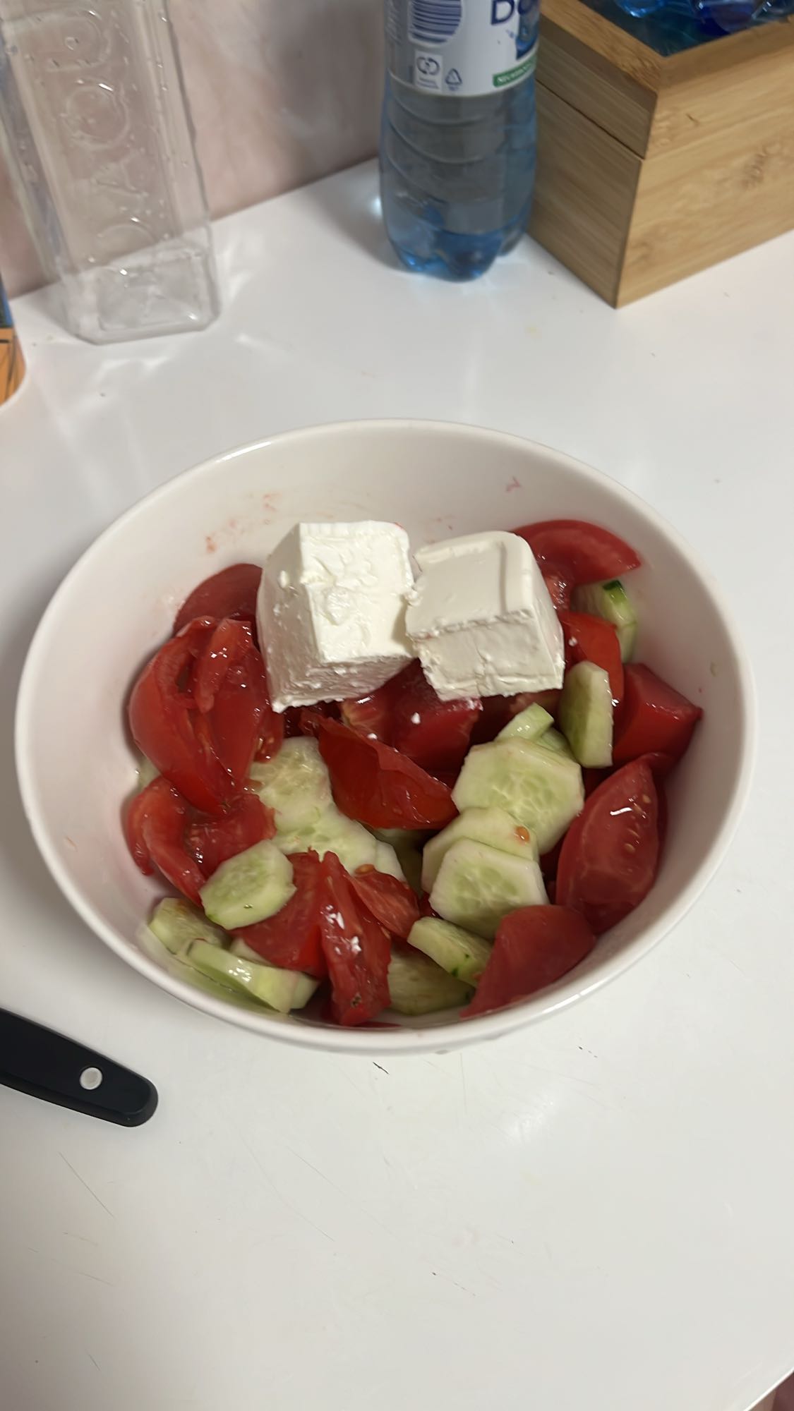 Salată roșii castraveți brânză