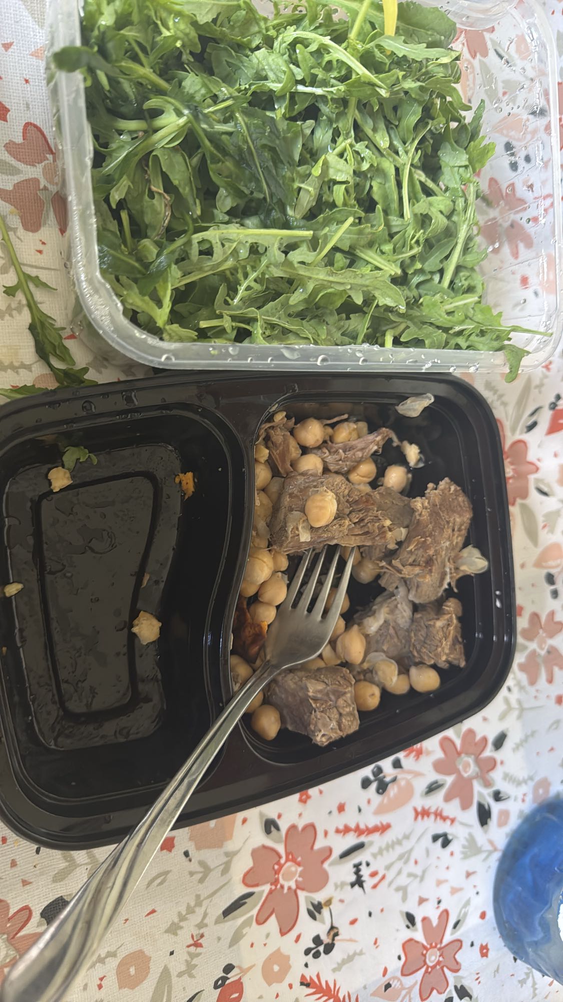 سلطة و لحم مع حمص