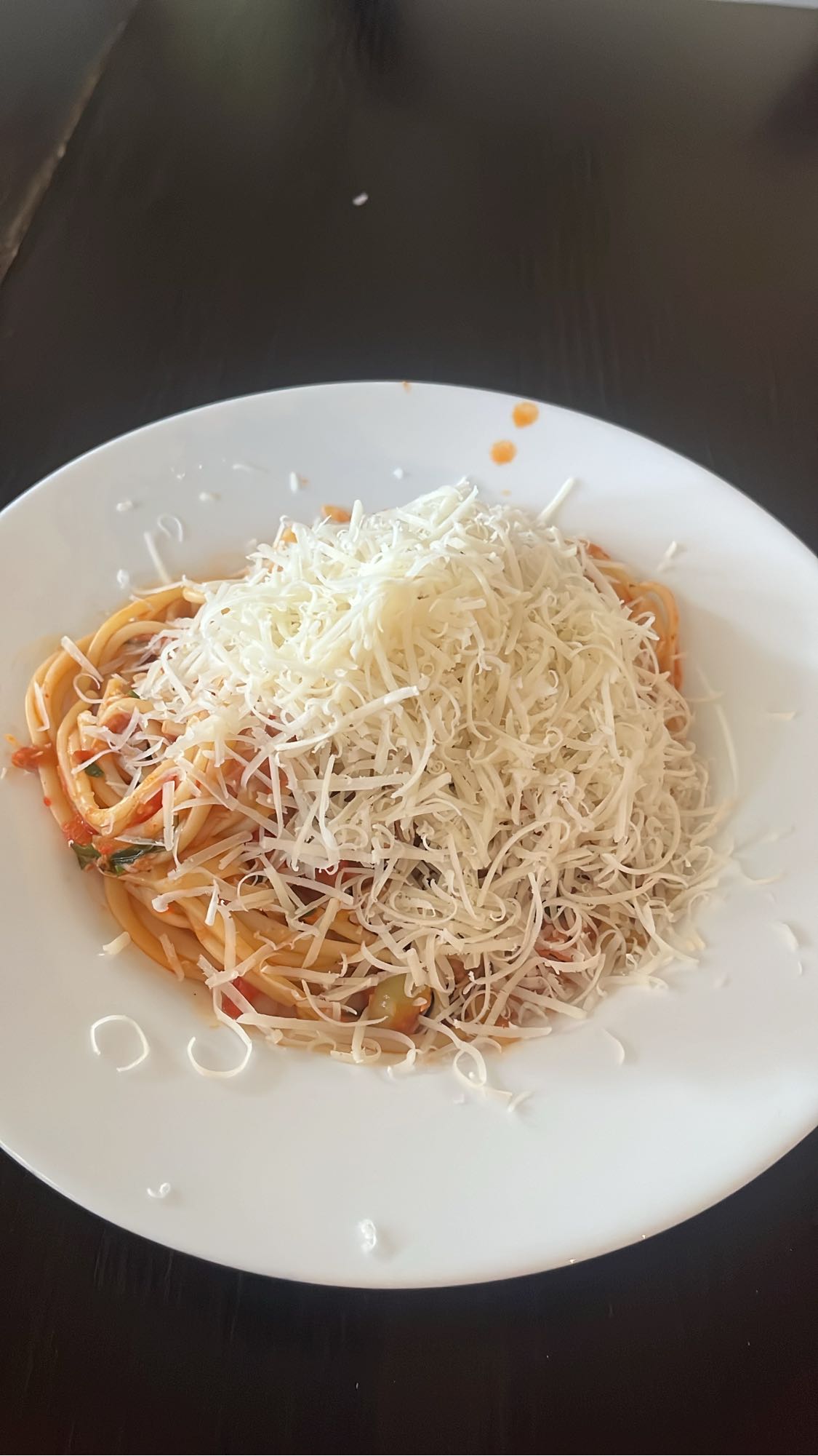 Spaghete cu sos și cașcaval