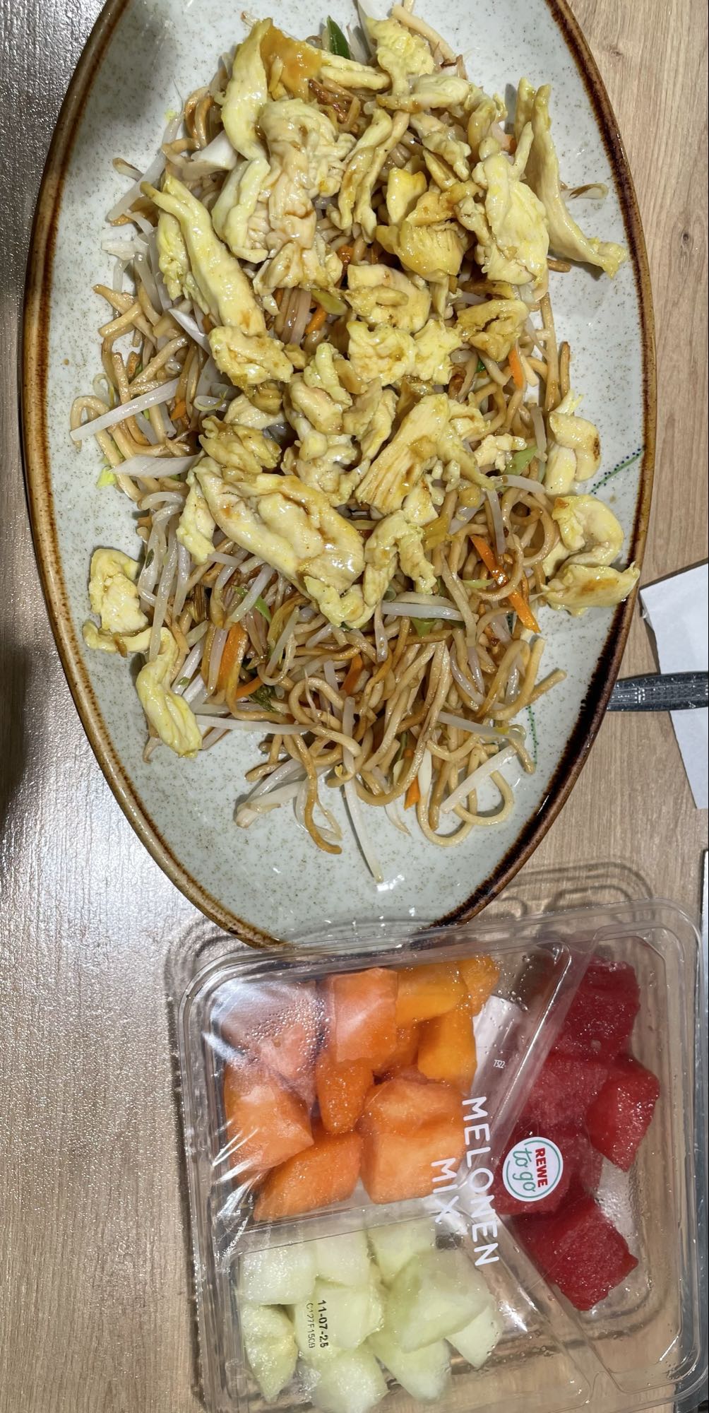 Gebratene Nudeln mit Hähnchenbrust und Gemüse