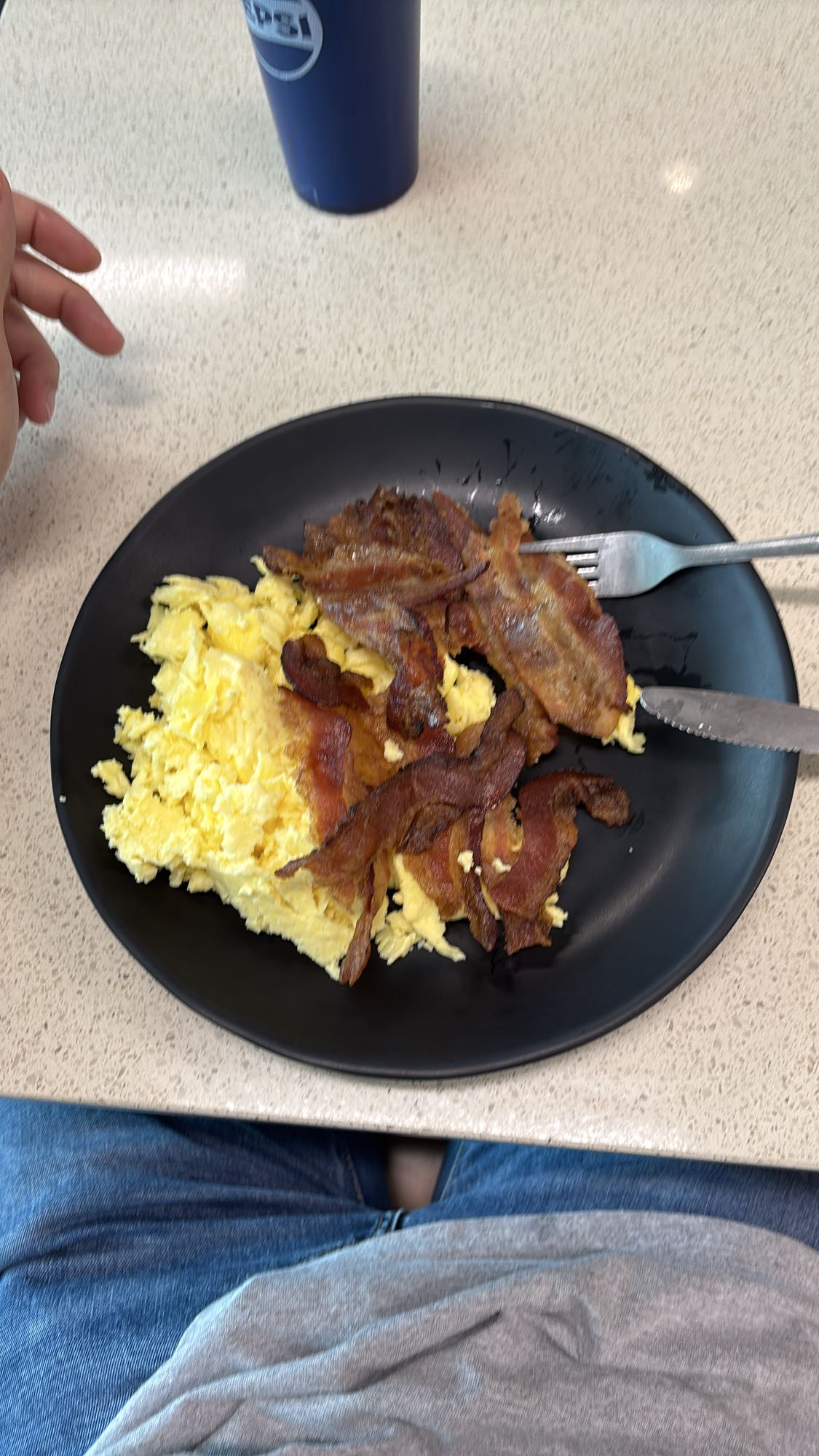 huevos revueltos con tocino