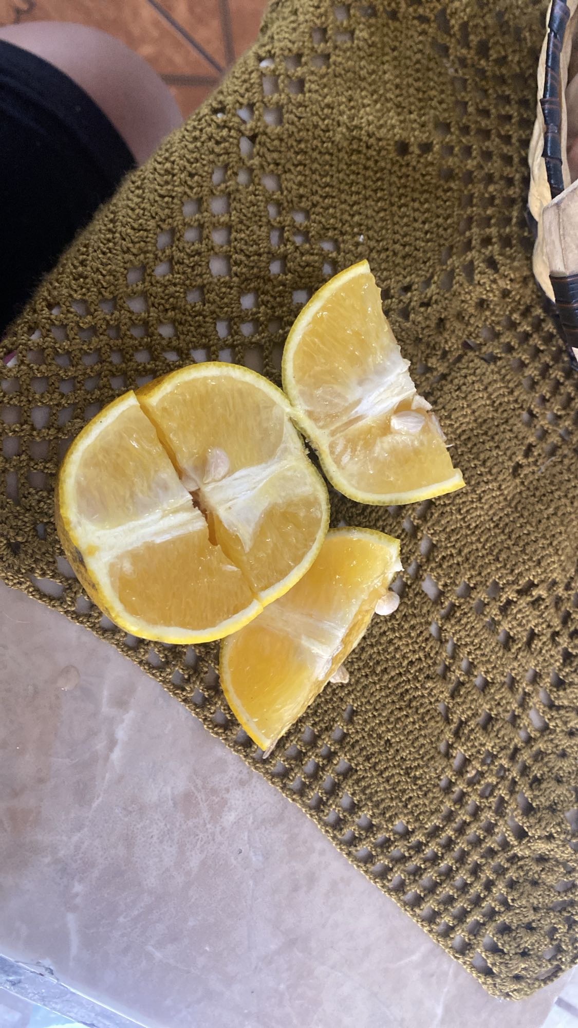 Naranja fresca en trozos