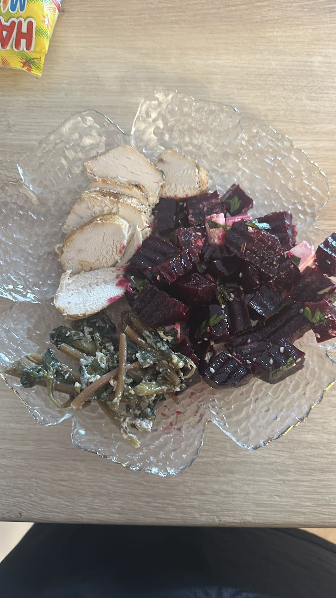 Курица с салатом из свеклы