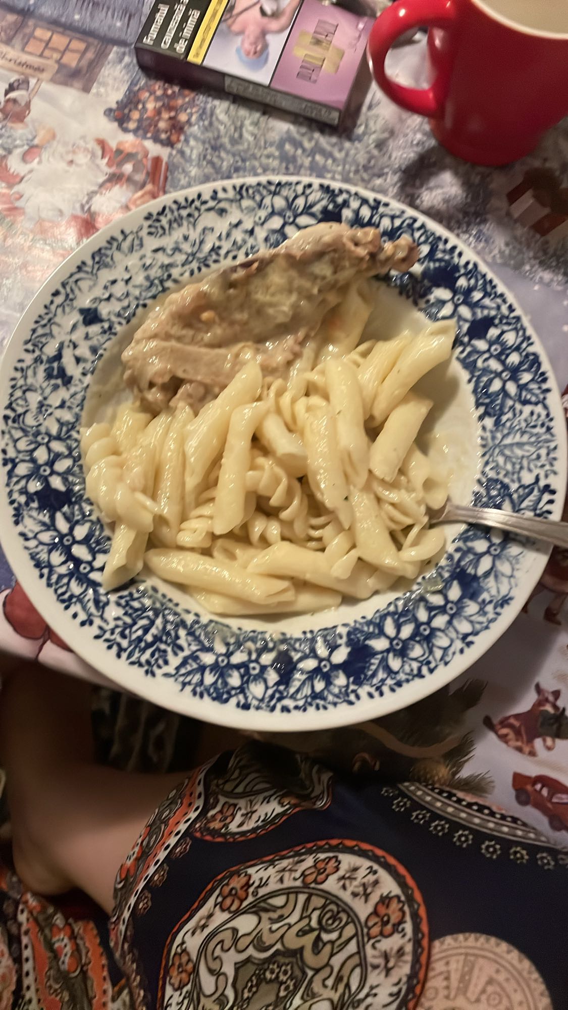 Paste cu pui și sos alb