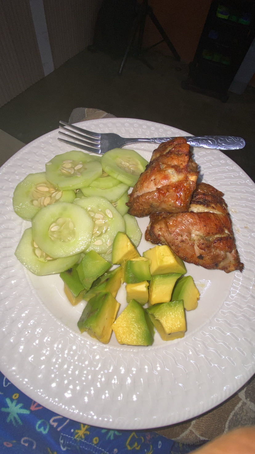 Pollo con pepino y aguacate