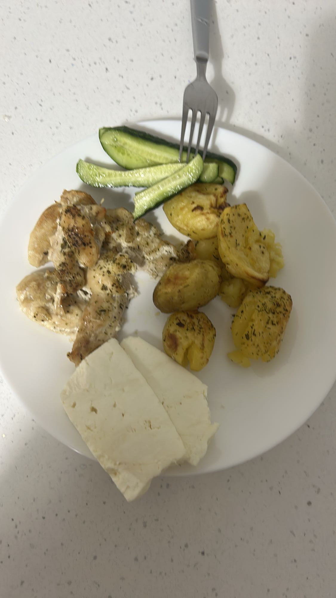 Pui cu cartofi, castraveți și brânză