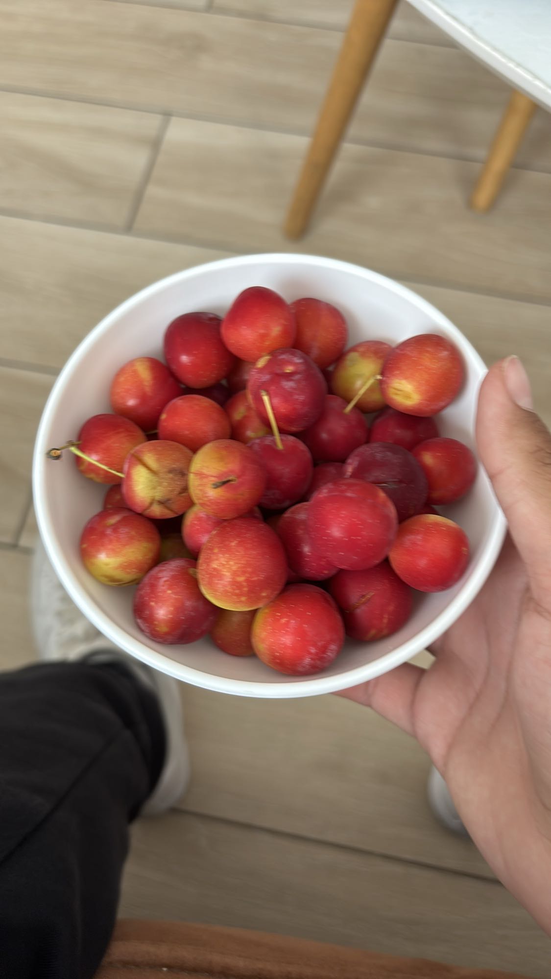 kom met kersenpruimen