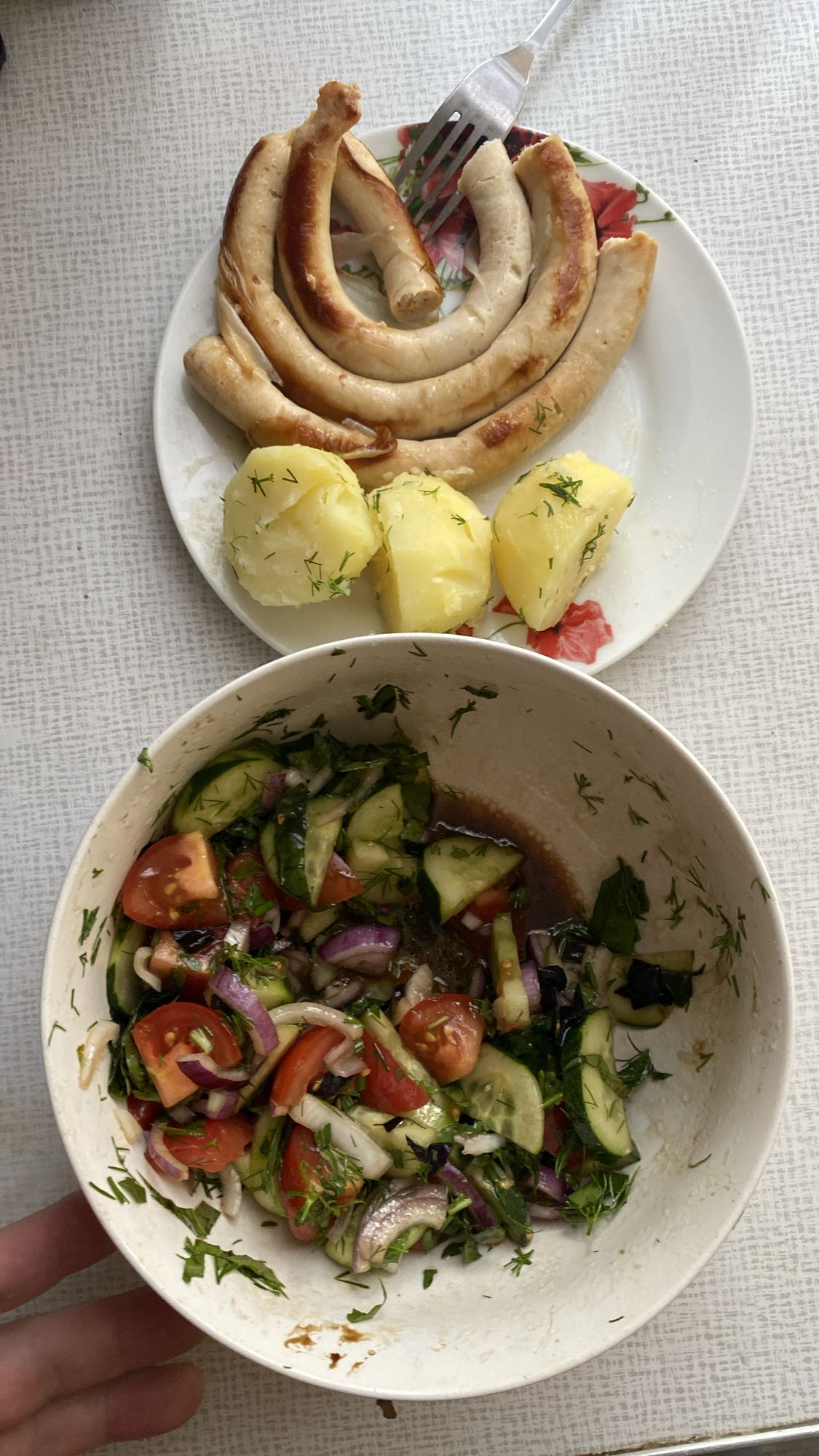 Сосиски с картошкой и салатом