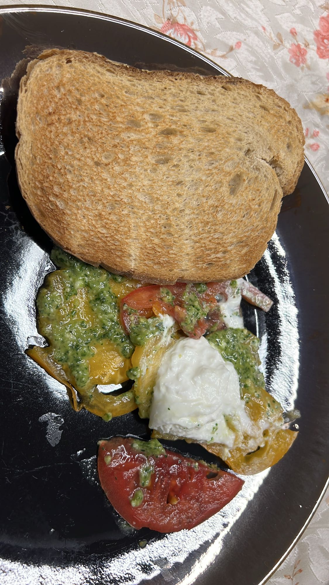 Toast cu brânză, roșii și pesto