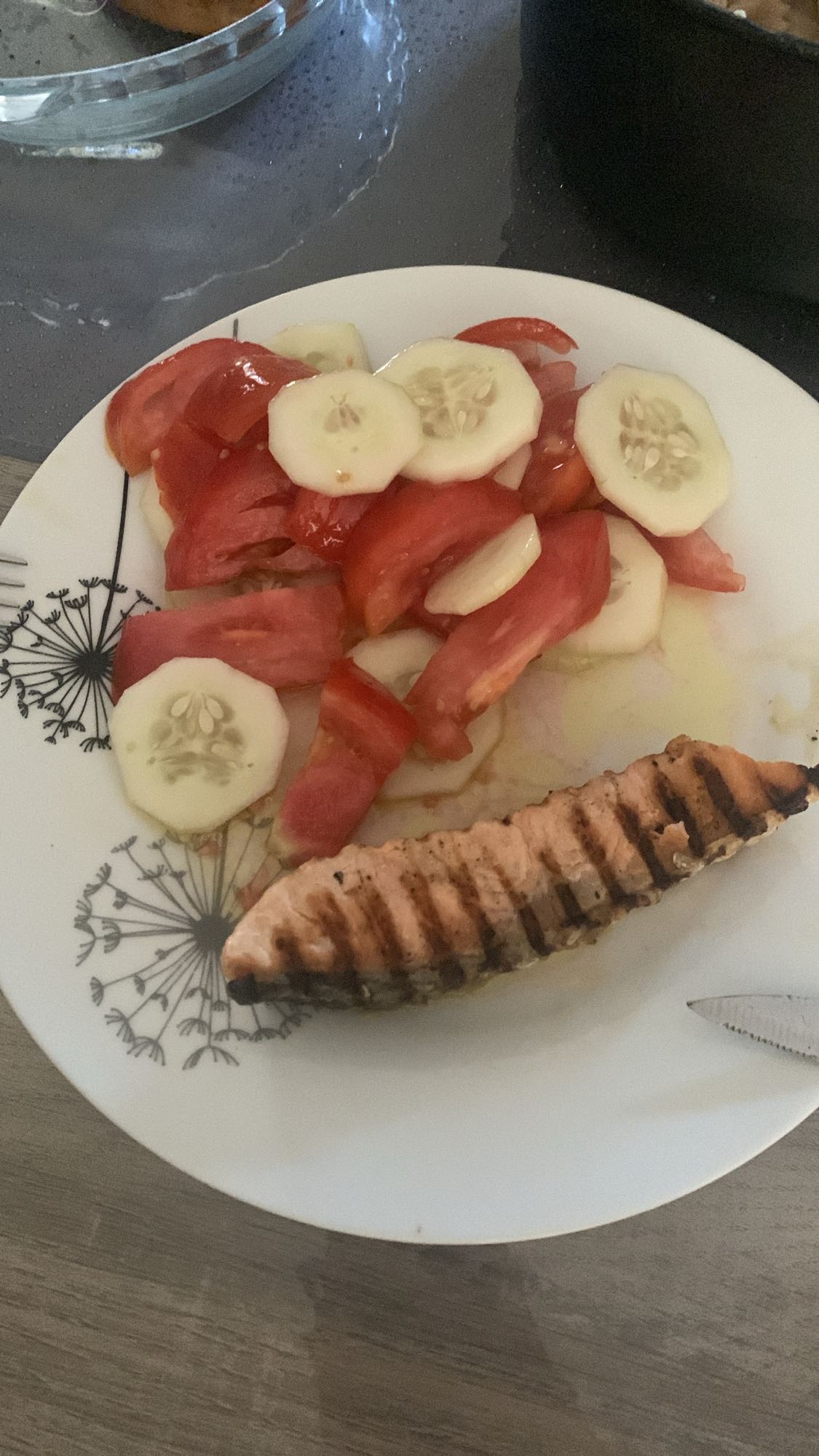 Saumon et salade fraîche