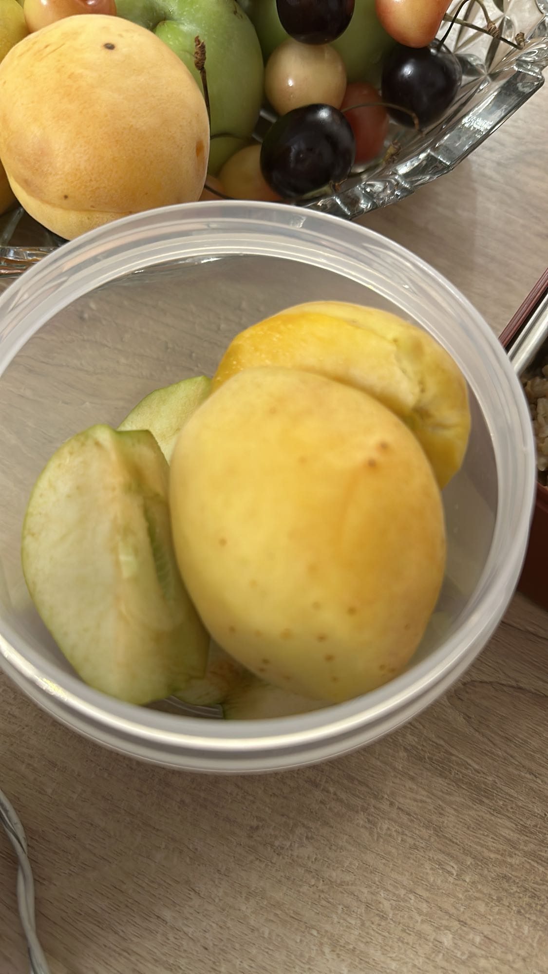 фрукты в контейнере