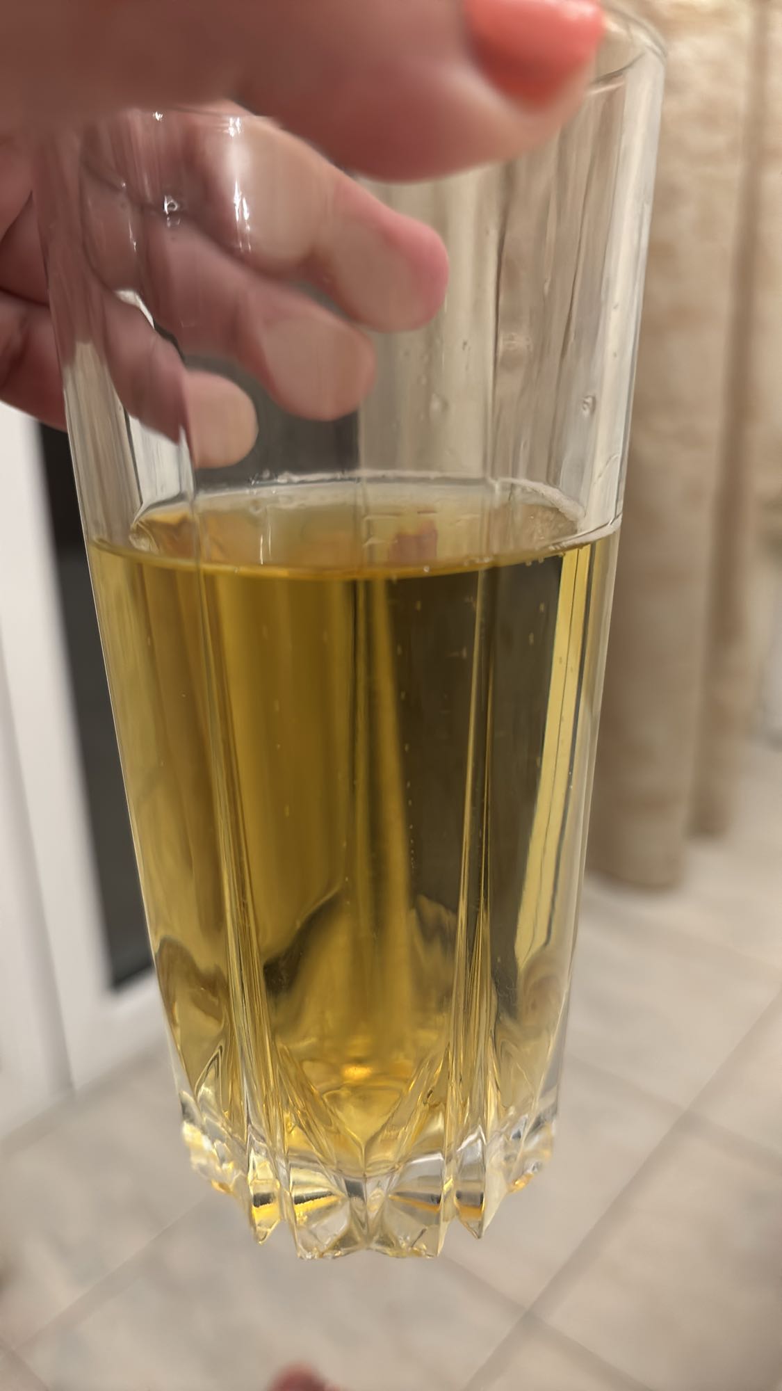 pahar cu suc de mere