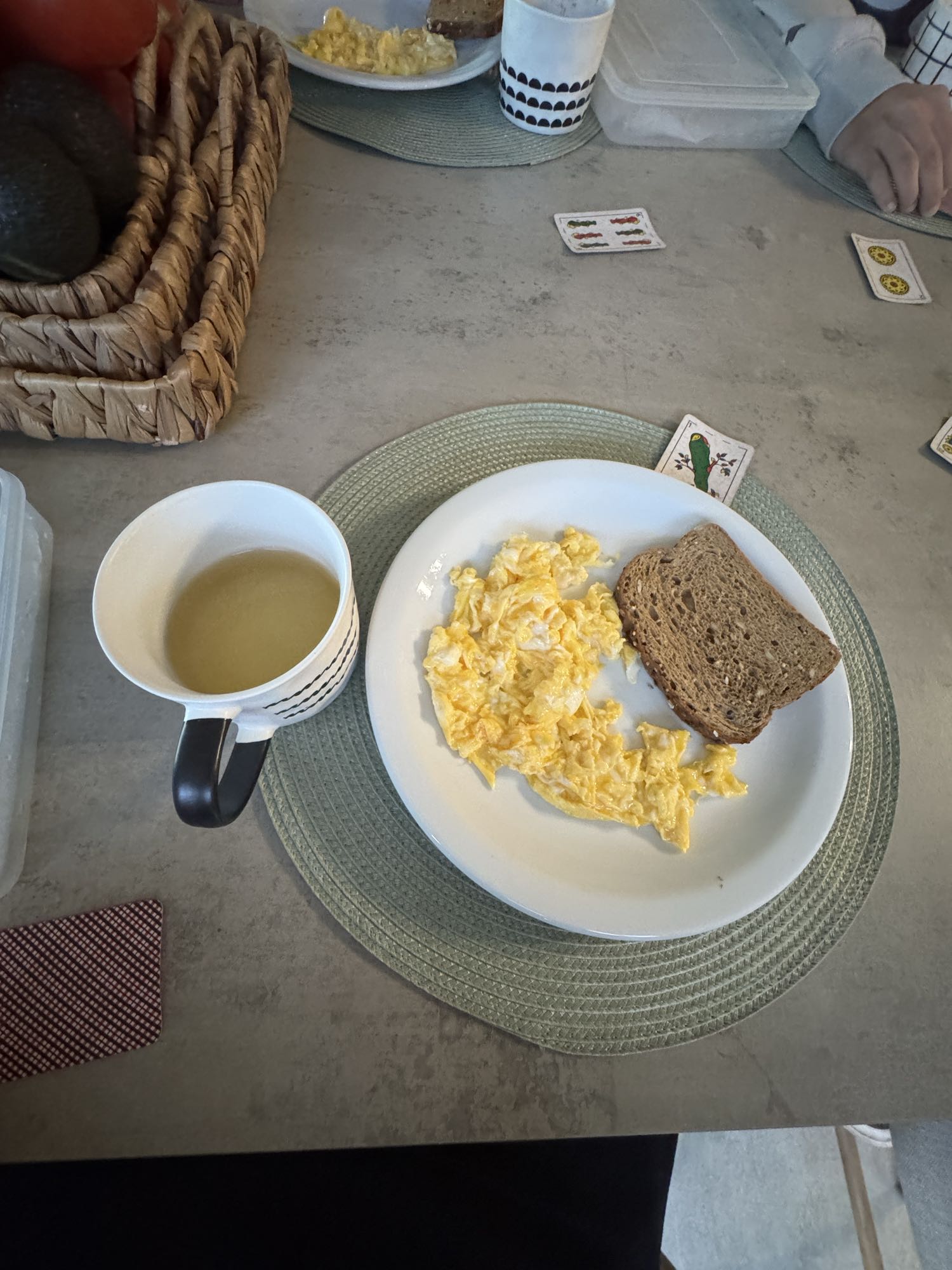 Huevos revueltos y pan integral