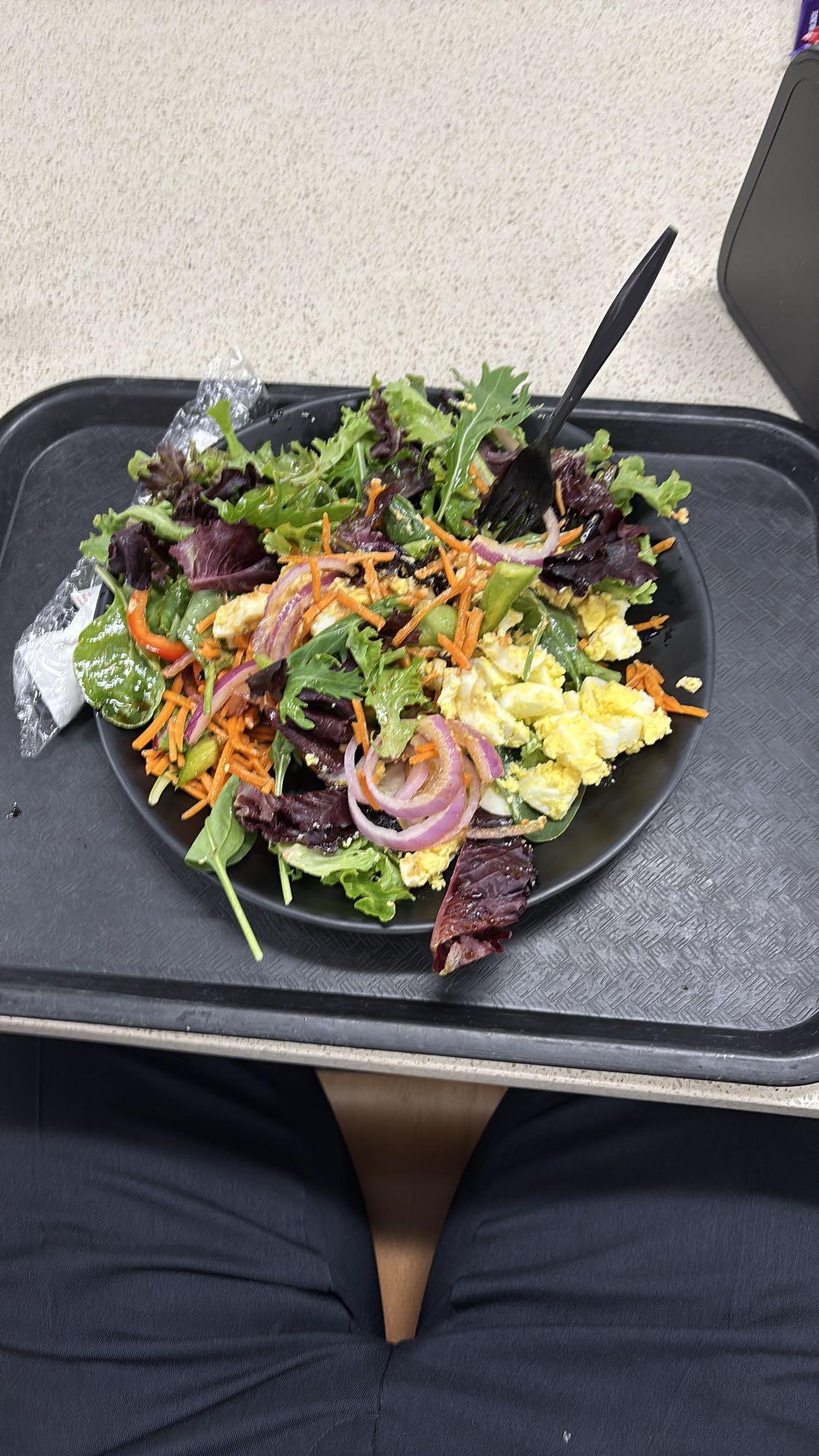 ensalada con huevo revuelto