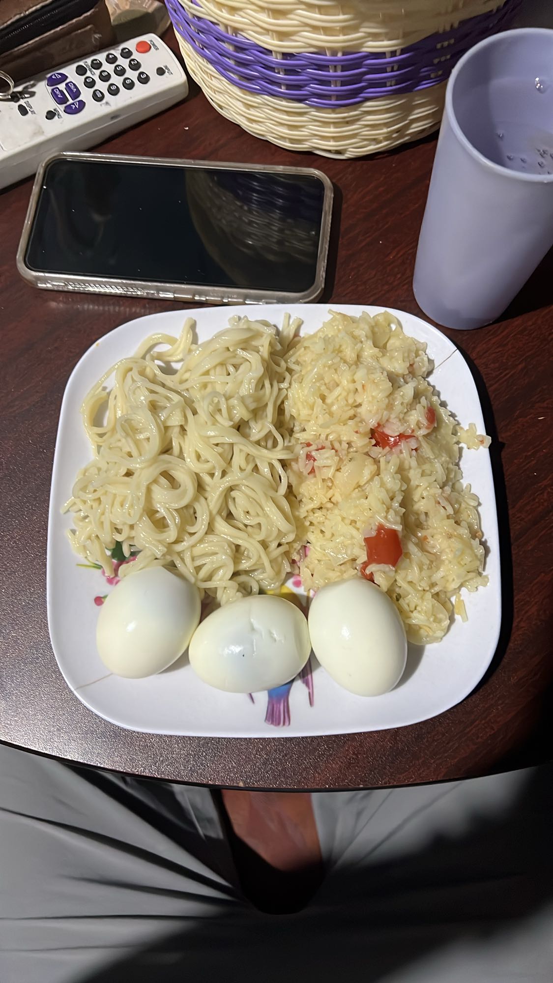 Huevos con arroz y fideos