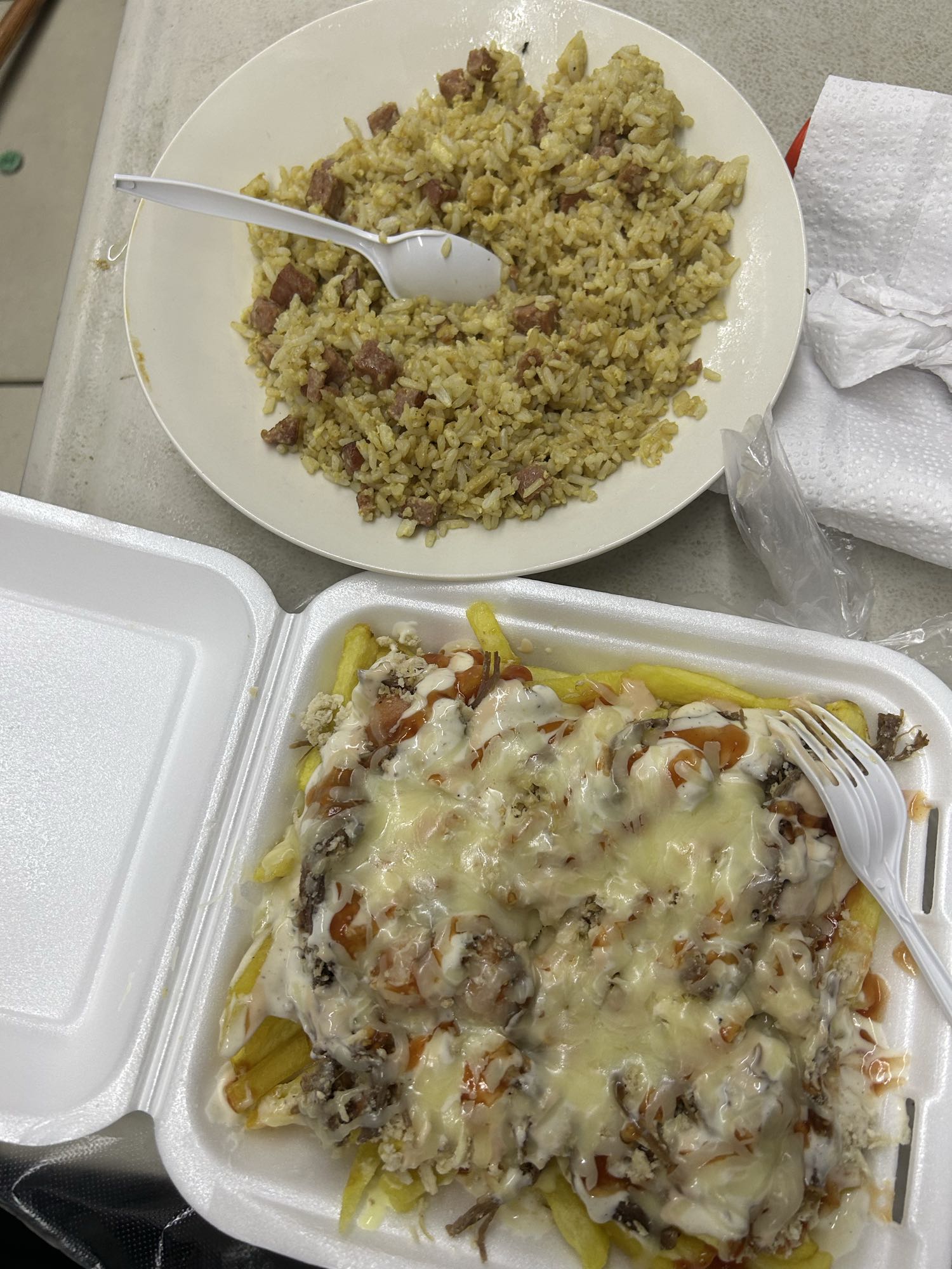 Arroz frito y papas con carne