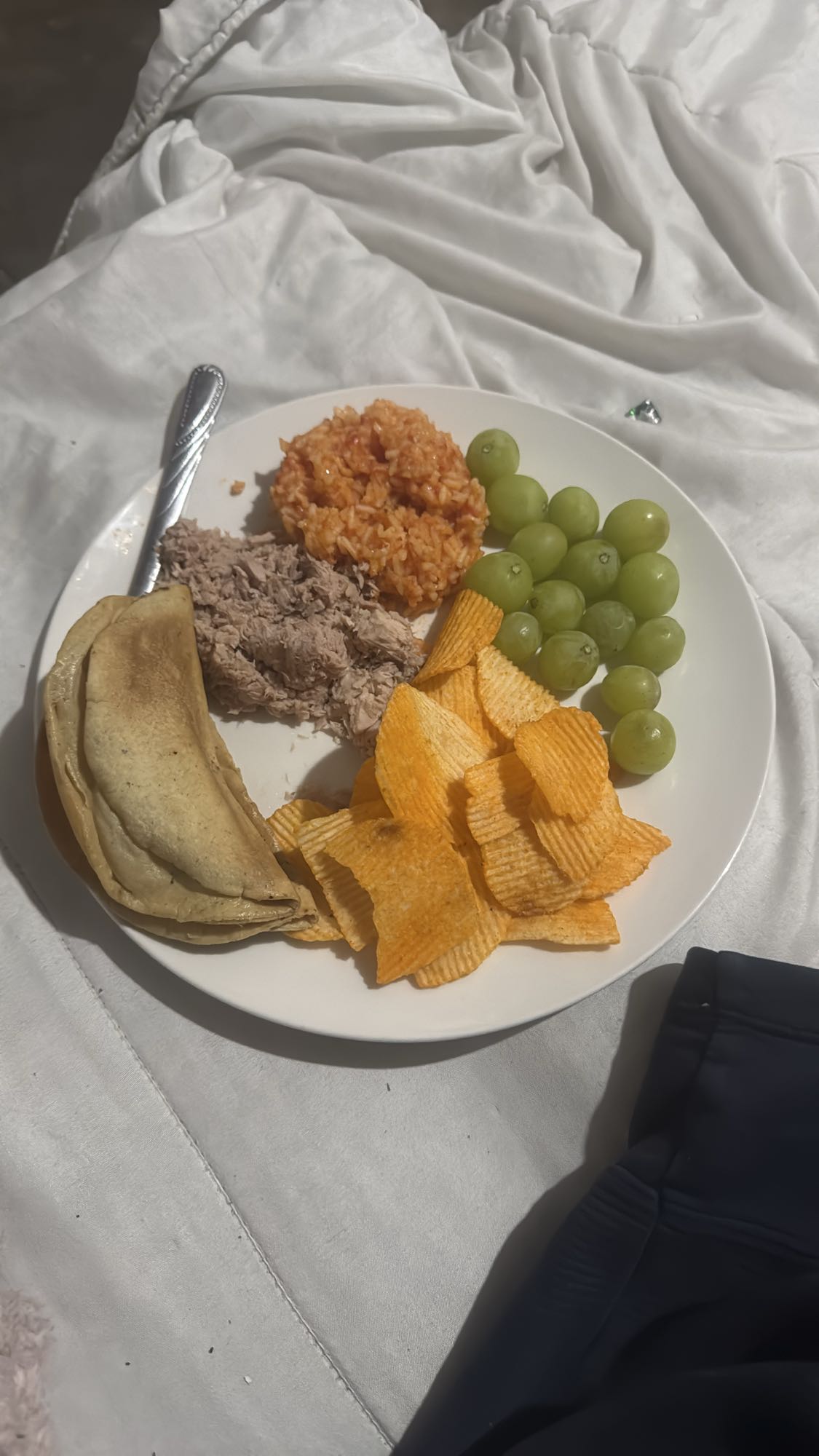 Plato mixto con uvas y papas