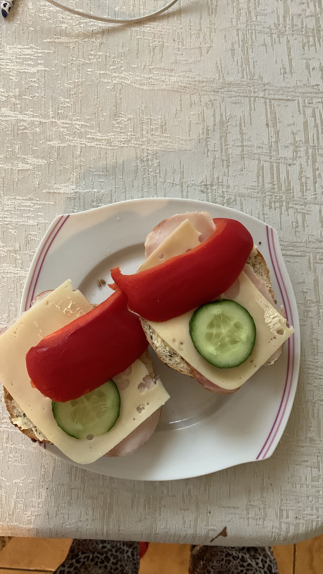 Kanapki z serem i warzywami