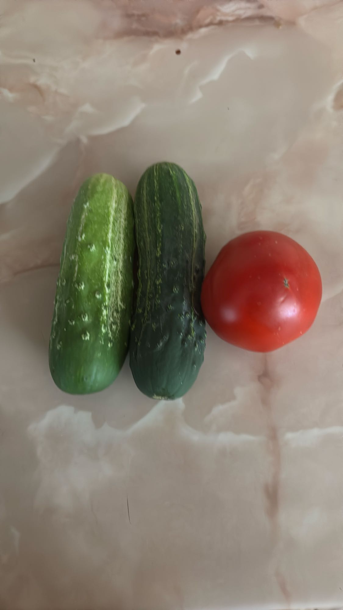 Castravete și roșie proaspete