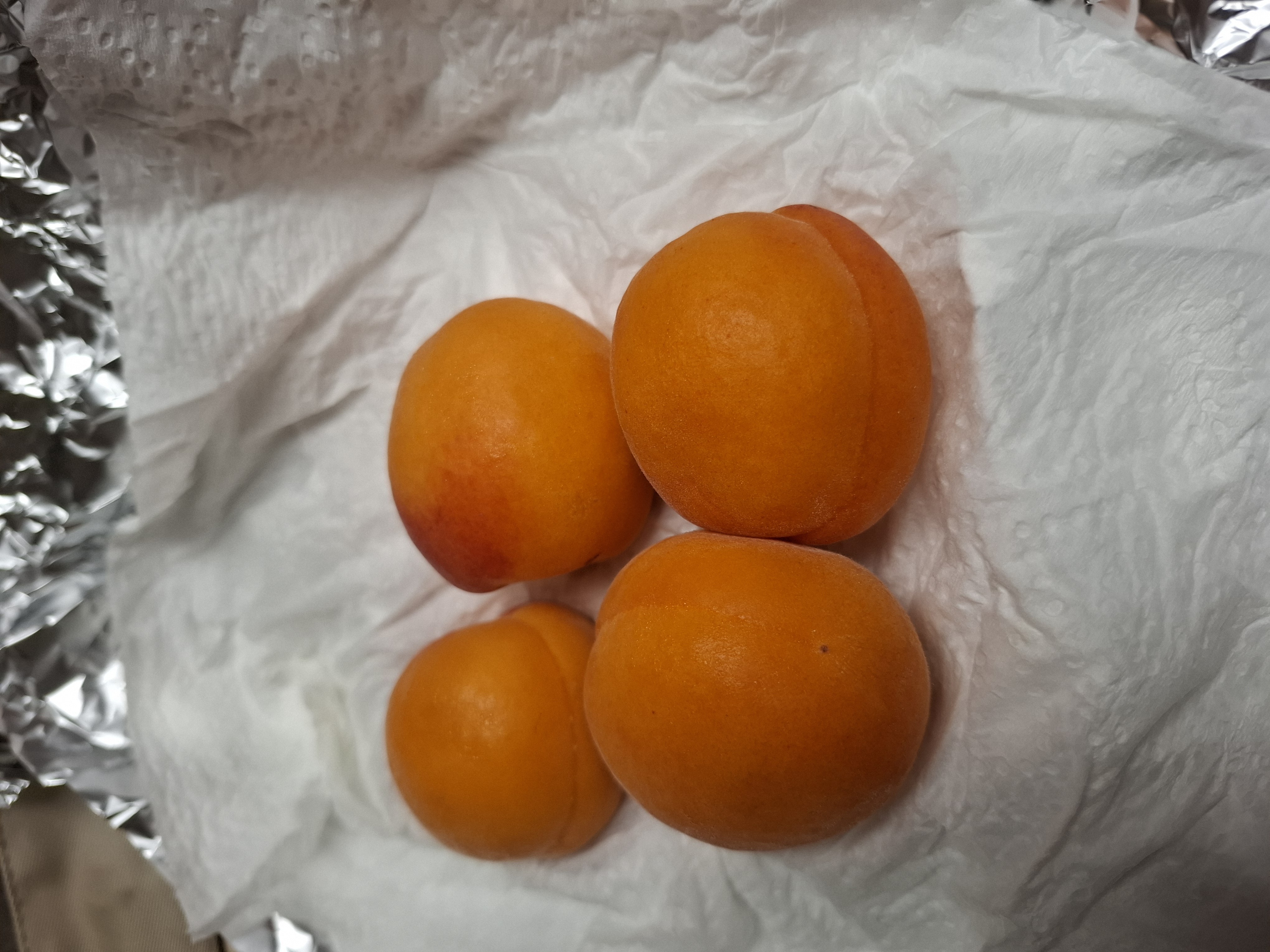 Cuatro albaricoques frescos