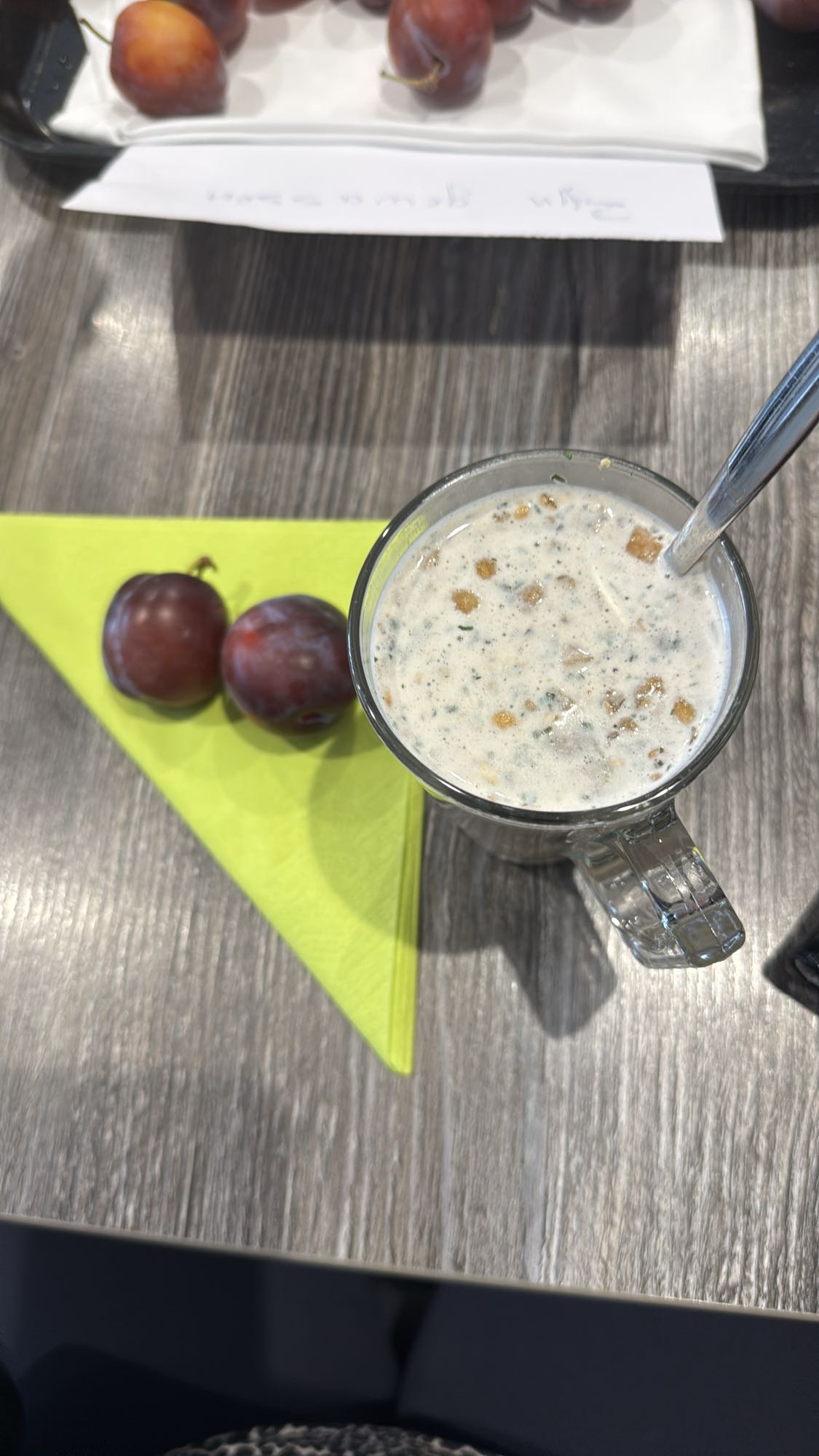 yoghurt met muesli en pruimen