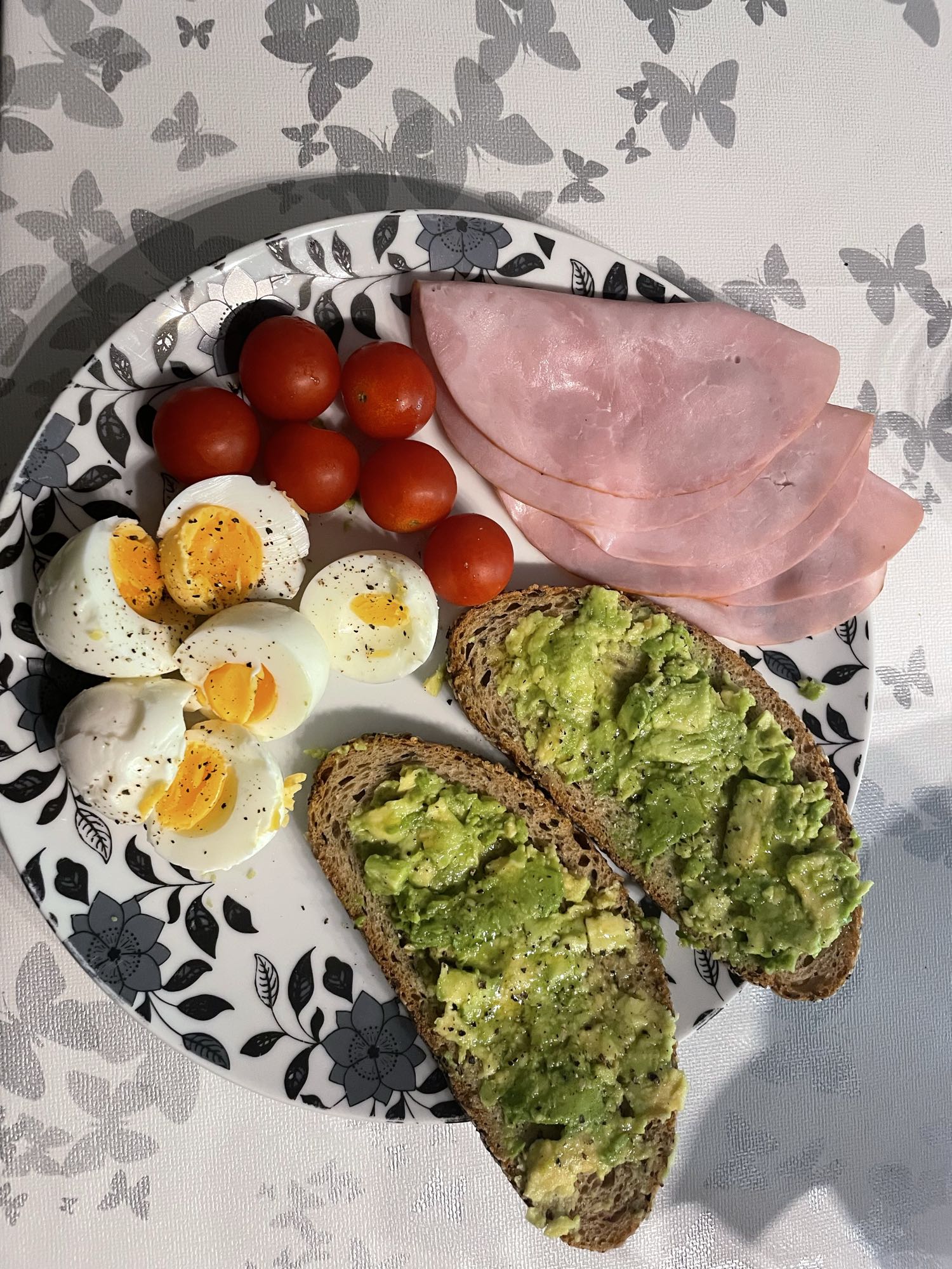 Avocado Toast mit Ei & Gegrilltem Schinken