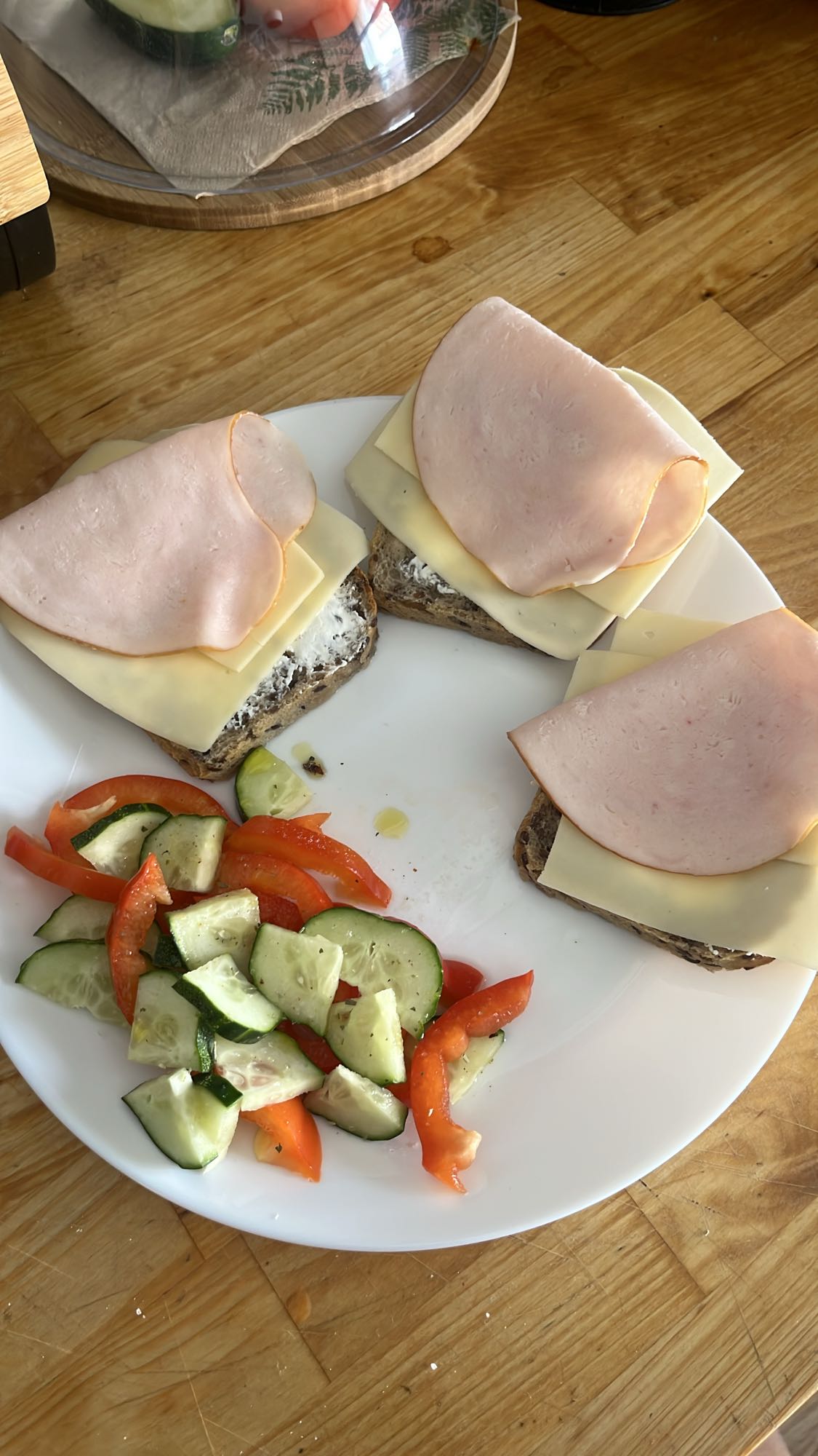 Kanapki z serem i szynką