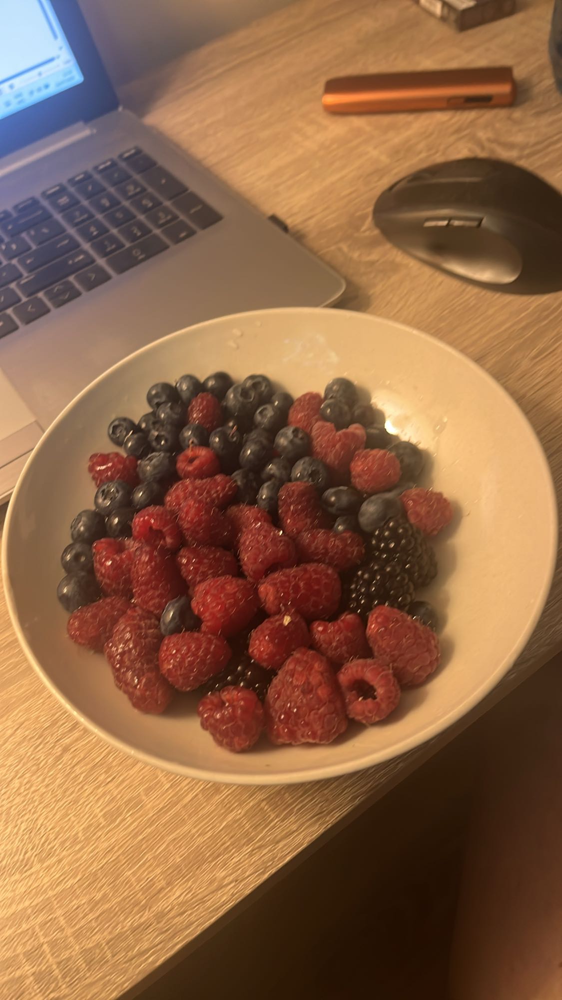 Bol cu fructe de pădure