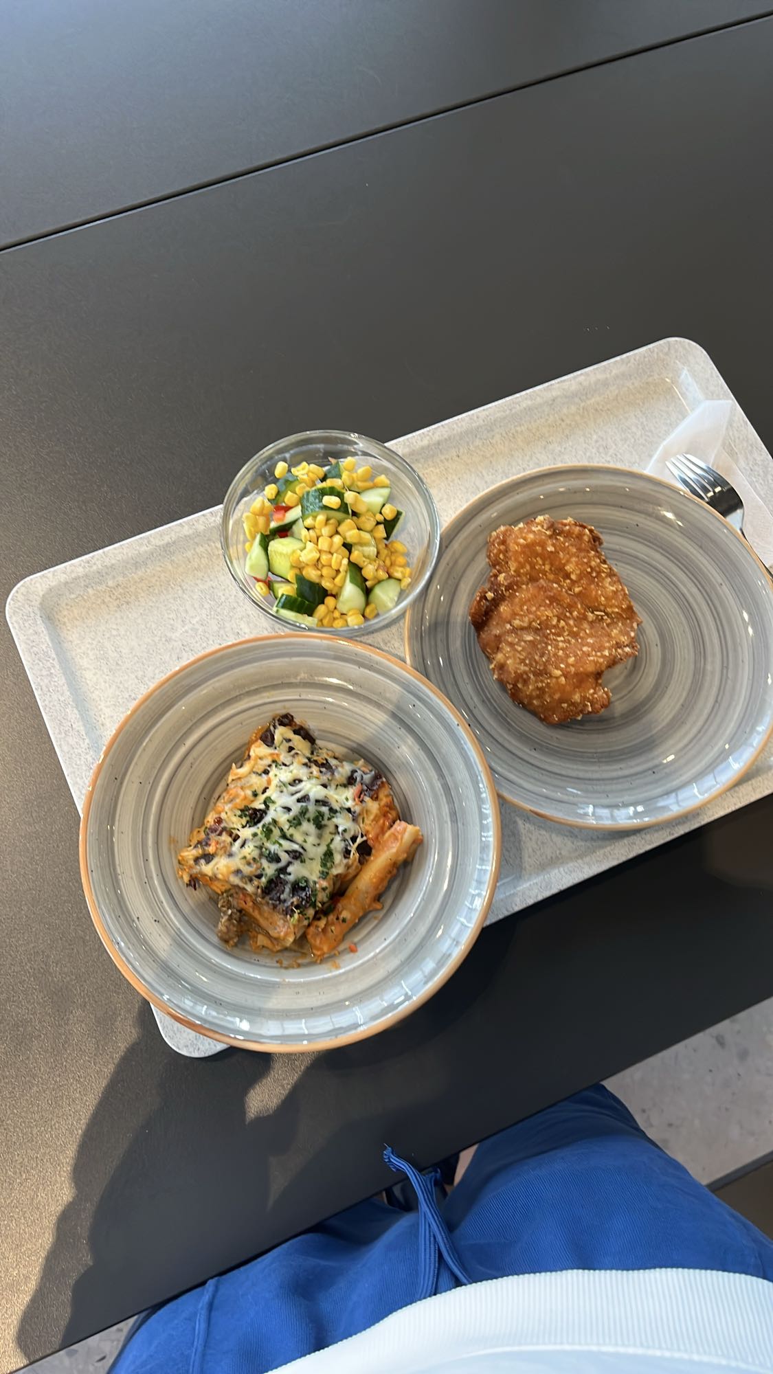 Lasaña con ensalada y pollo