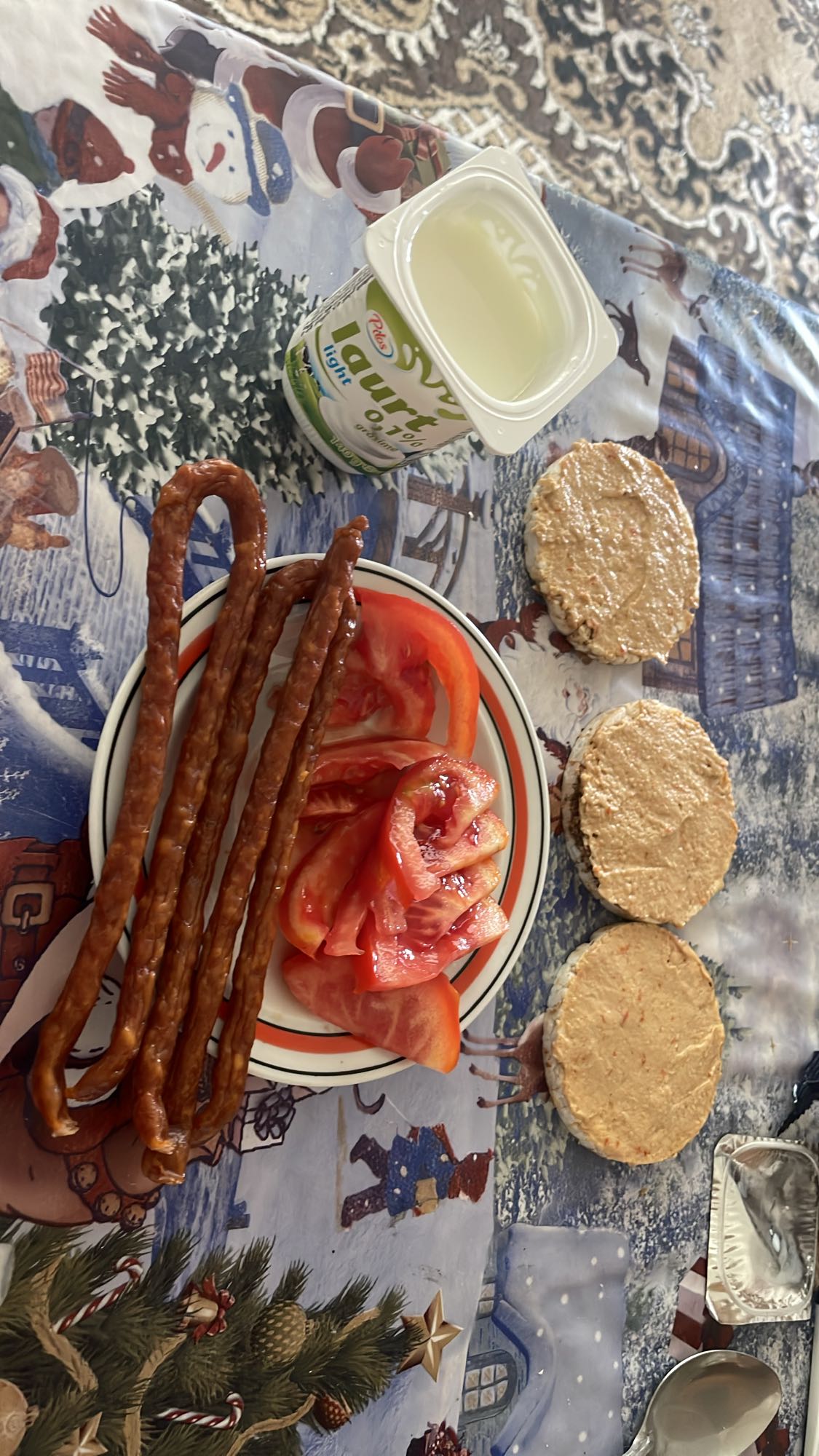 Mic dejun cu iaurt și gustări