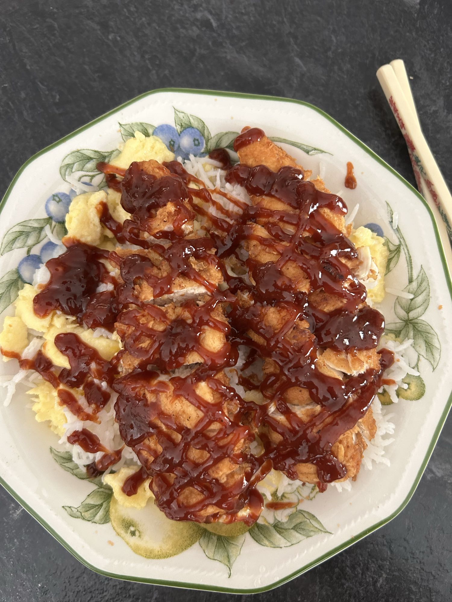 Poulet frit, riz, œufs, sauce