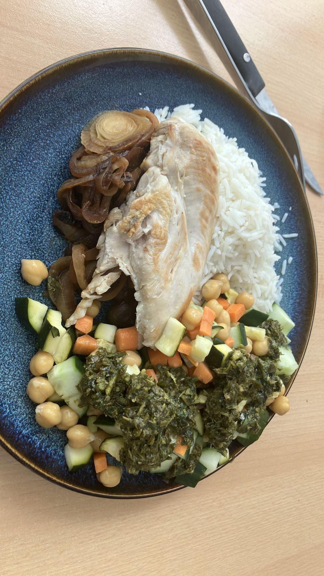 Frango com arroz e salada de legumes e ervas