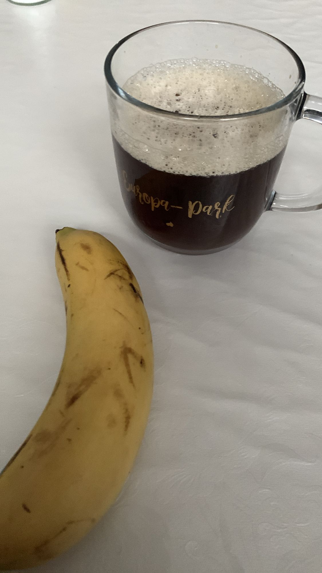 Banane und schwarzer Kaffee