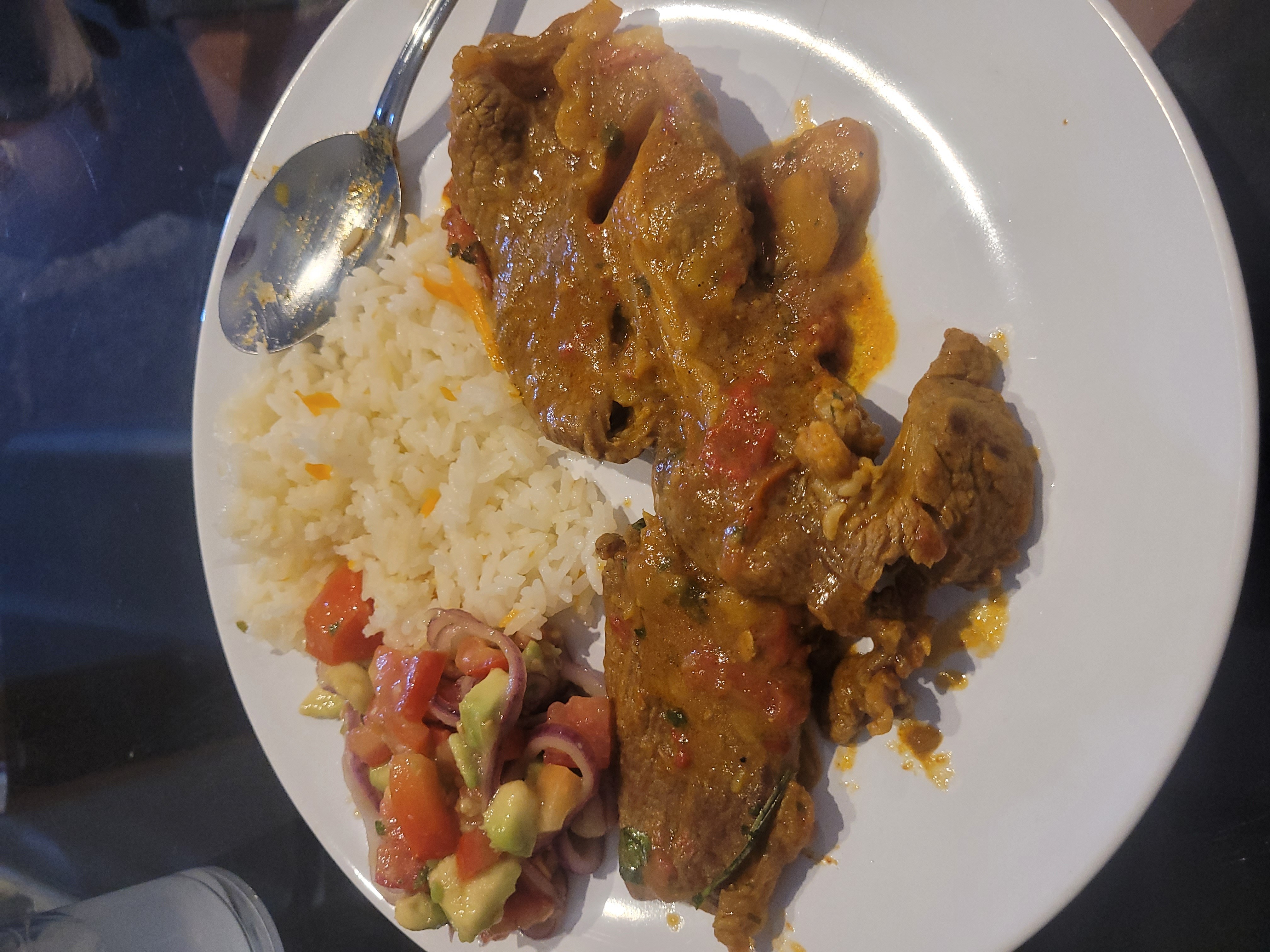 Carne guisada con arroz y ensalada