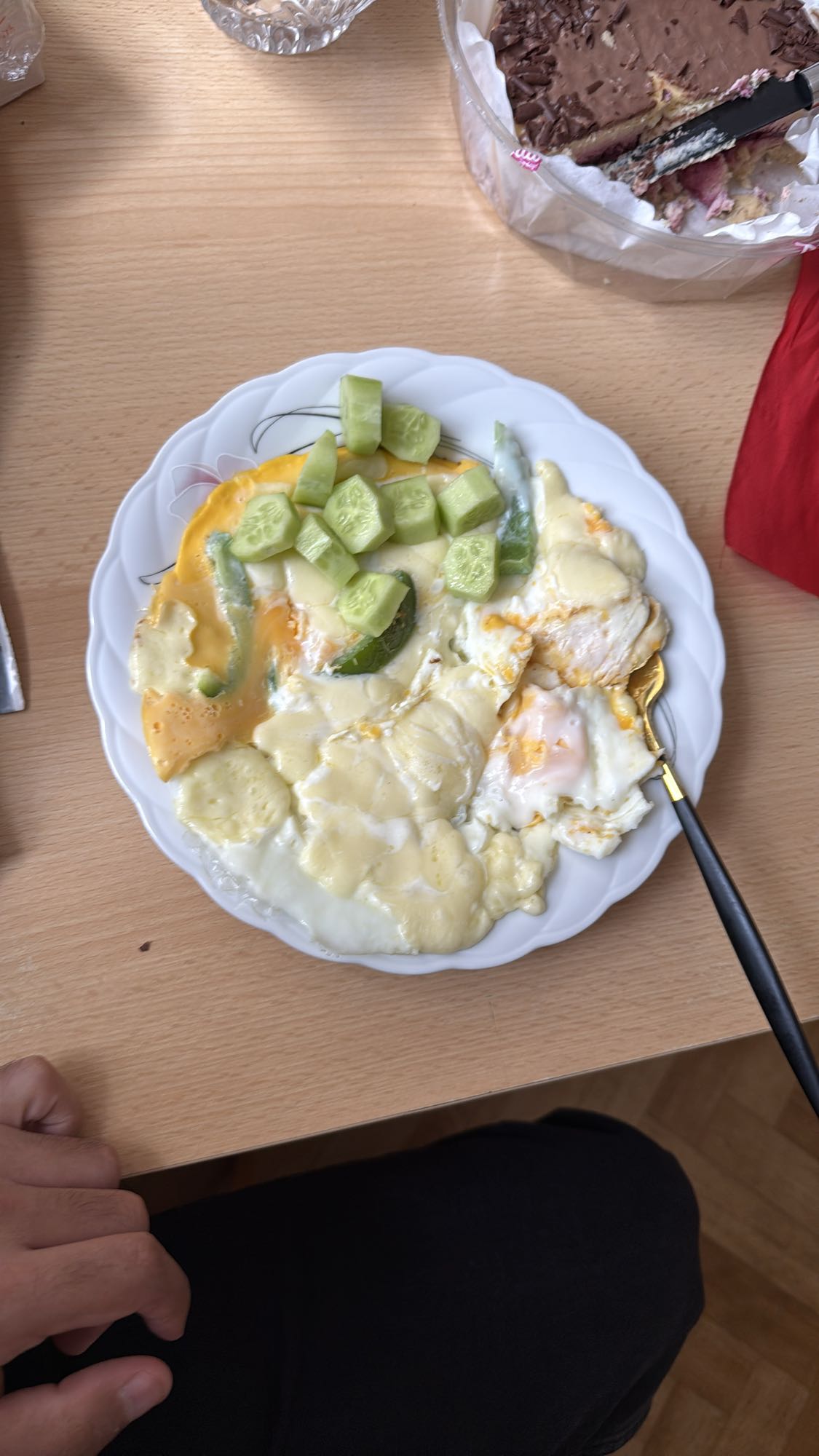 яичница с сыром, огурцом и болгарским перцем