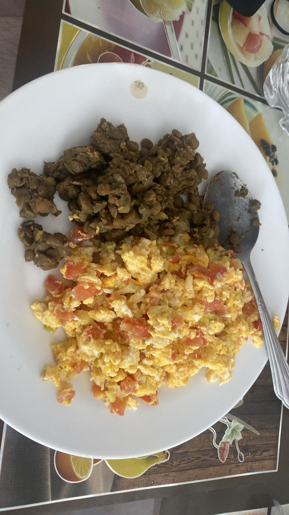 Huevos revueltos y lentejas