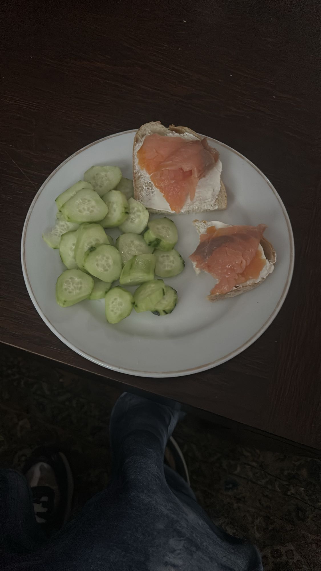 Pâine cu somon și castraveți