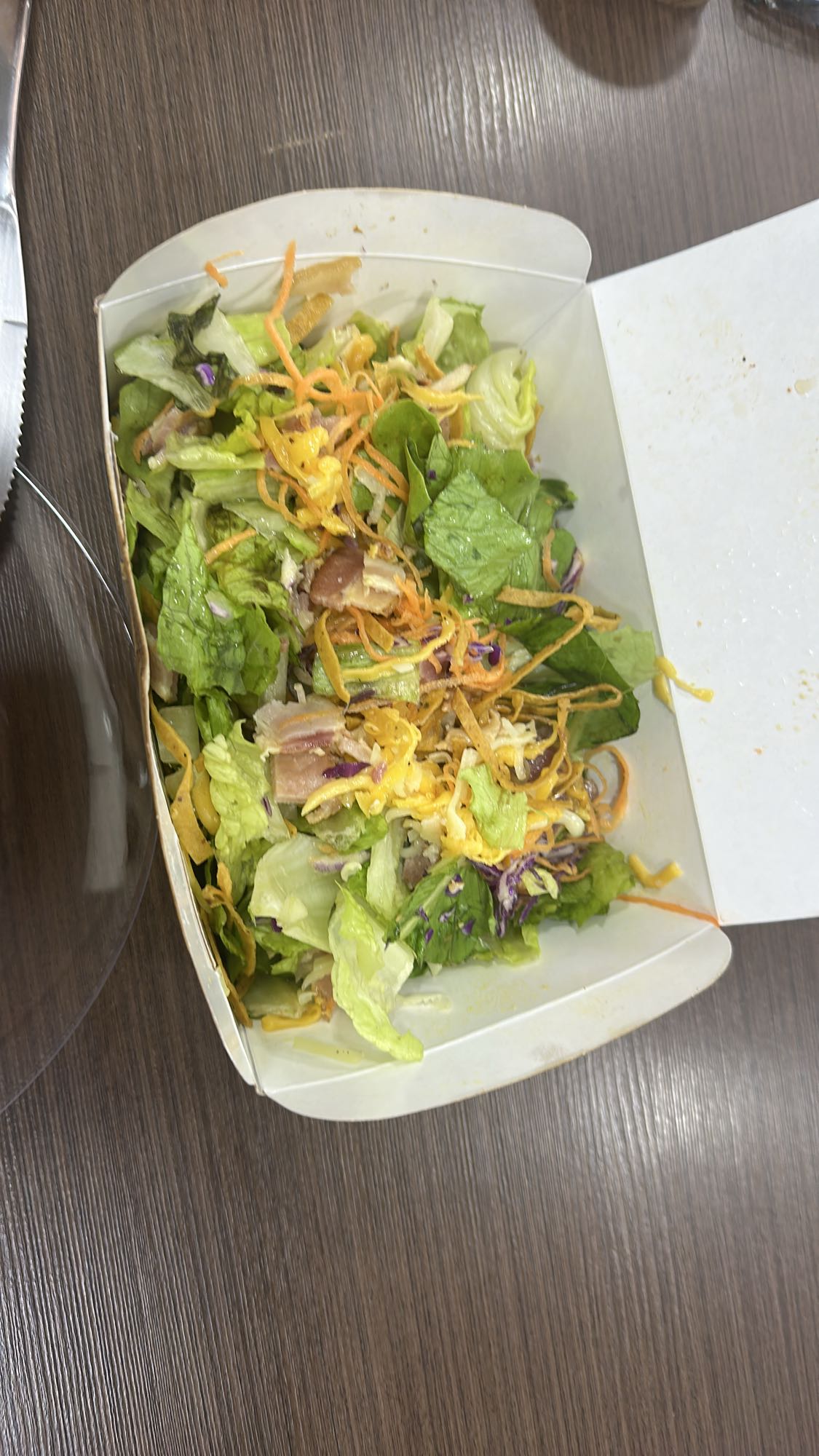 Salada com bacon e queijo