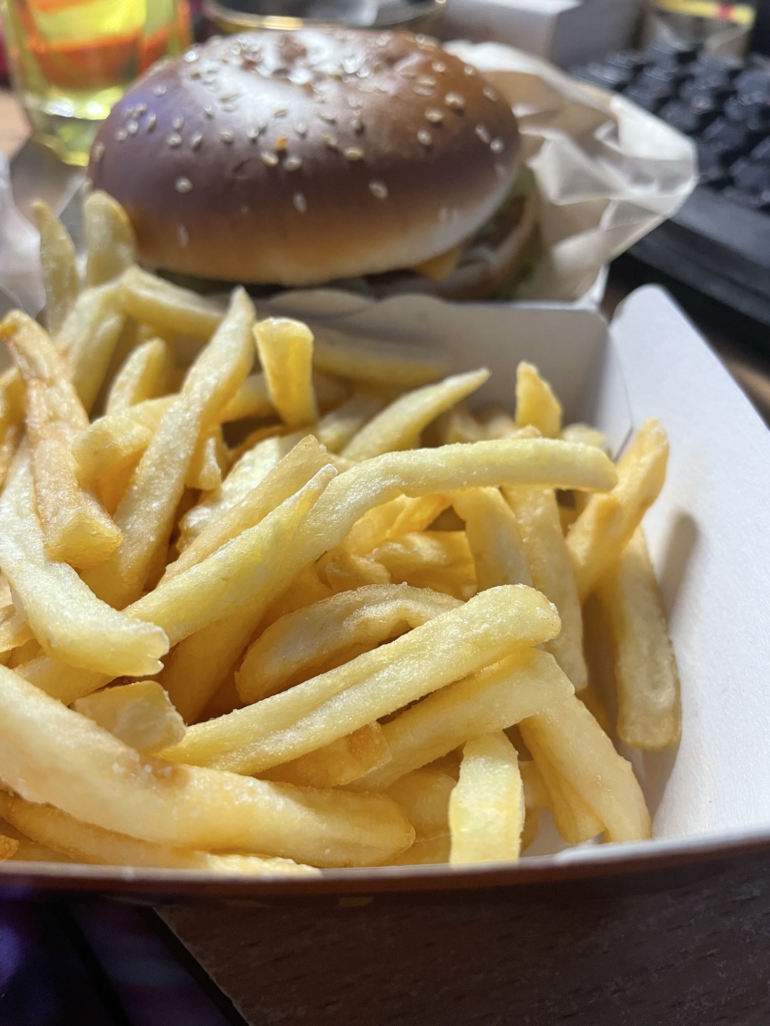 бургер с картошкой фри