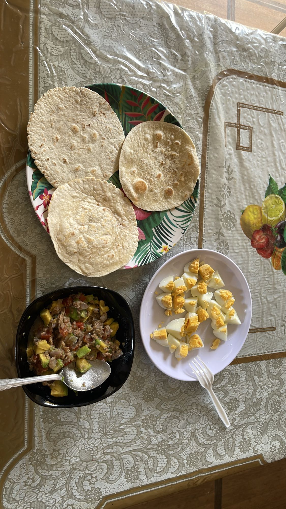 Desayuno con huevo y tortillas