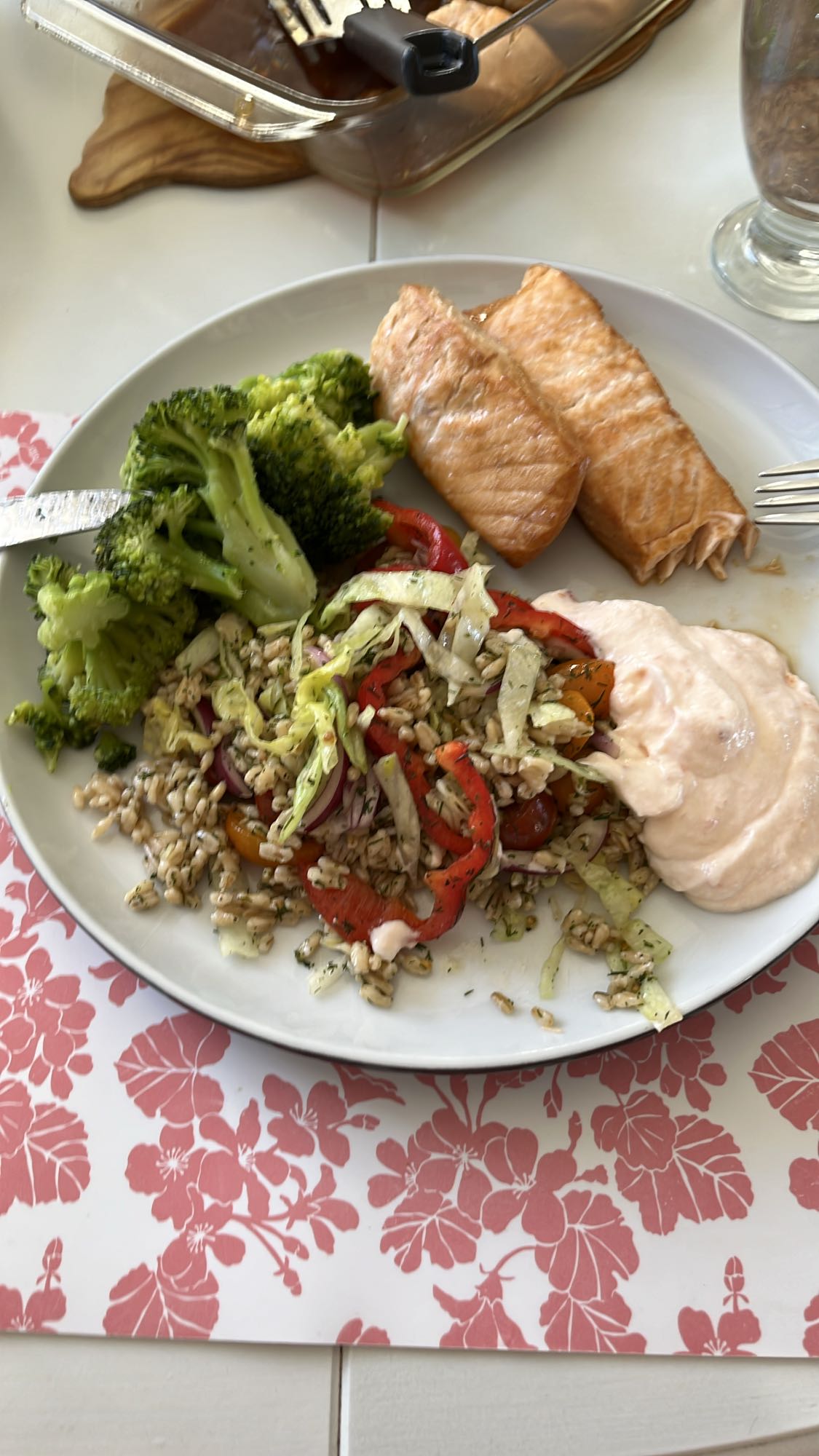 Lax med grönsaker och sås