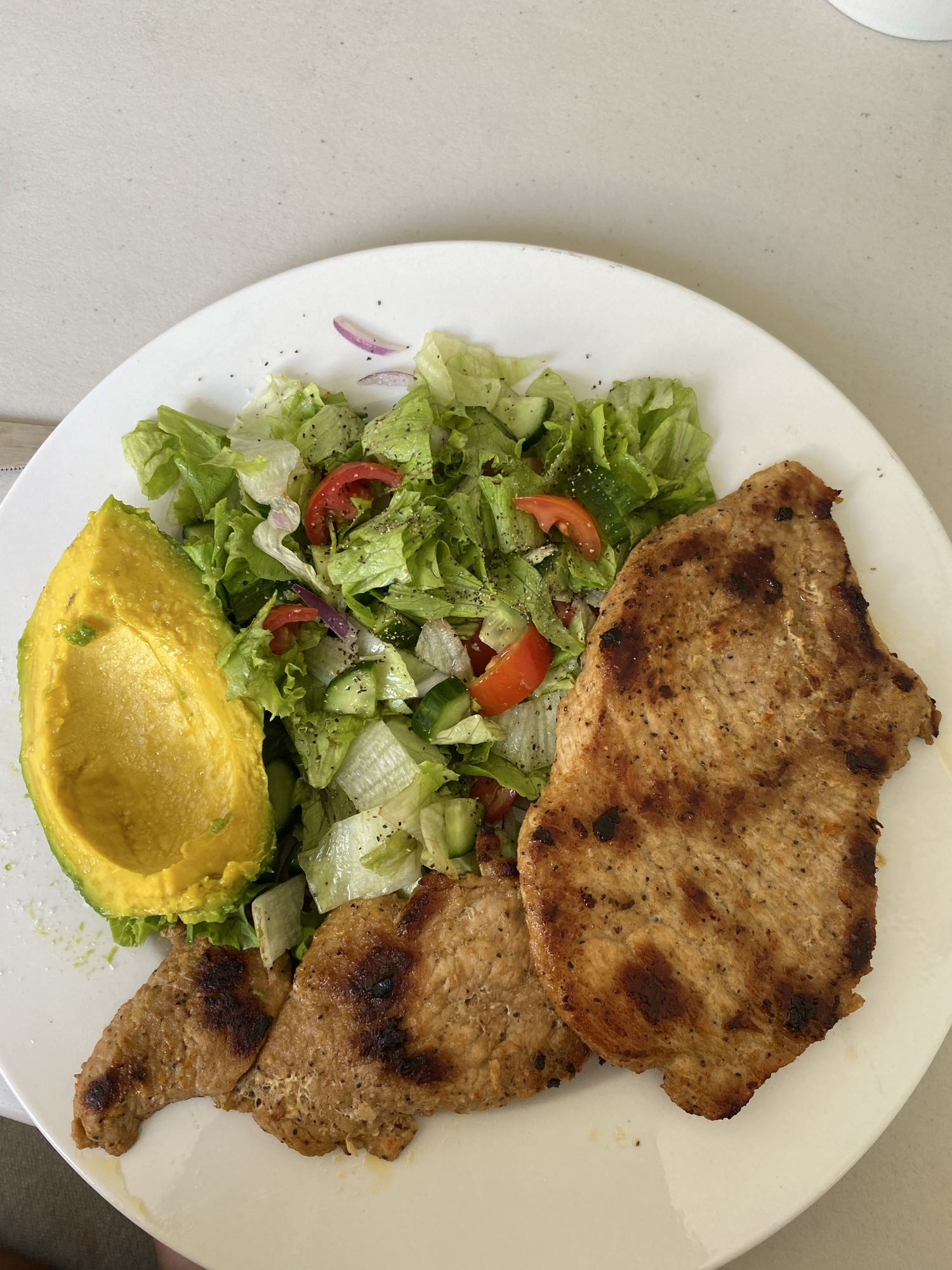 Ensalada con cerdo y aguacate