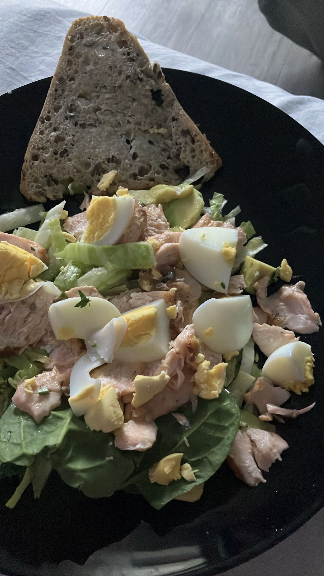 Sałatka z łososiem i jajkiem