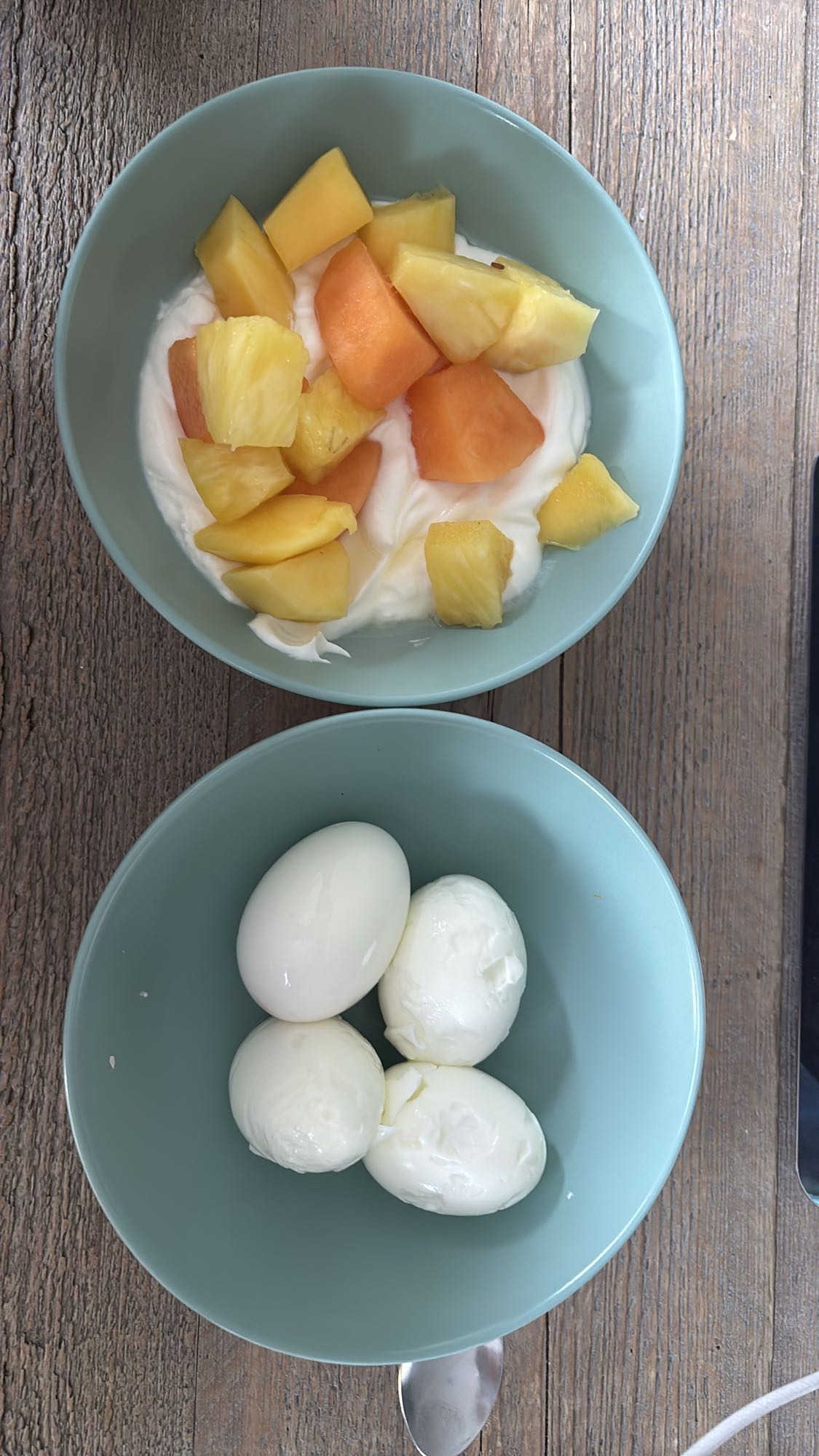 Eieren met yoghurt en fruit